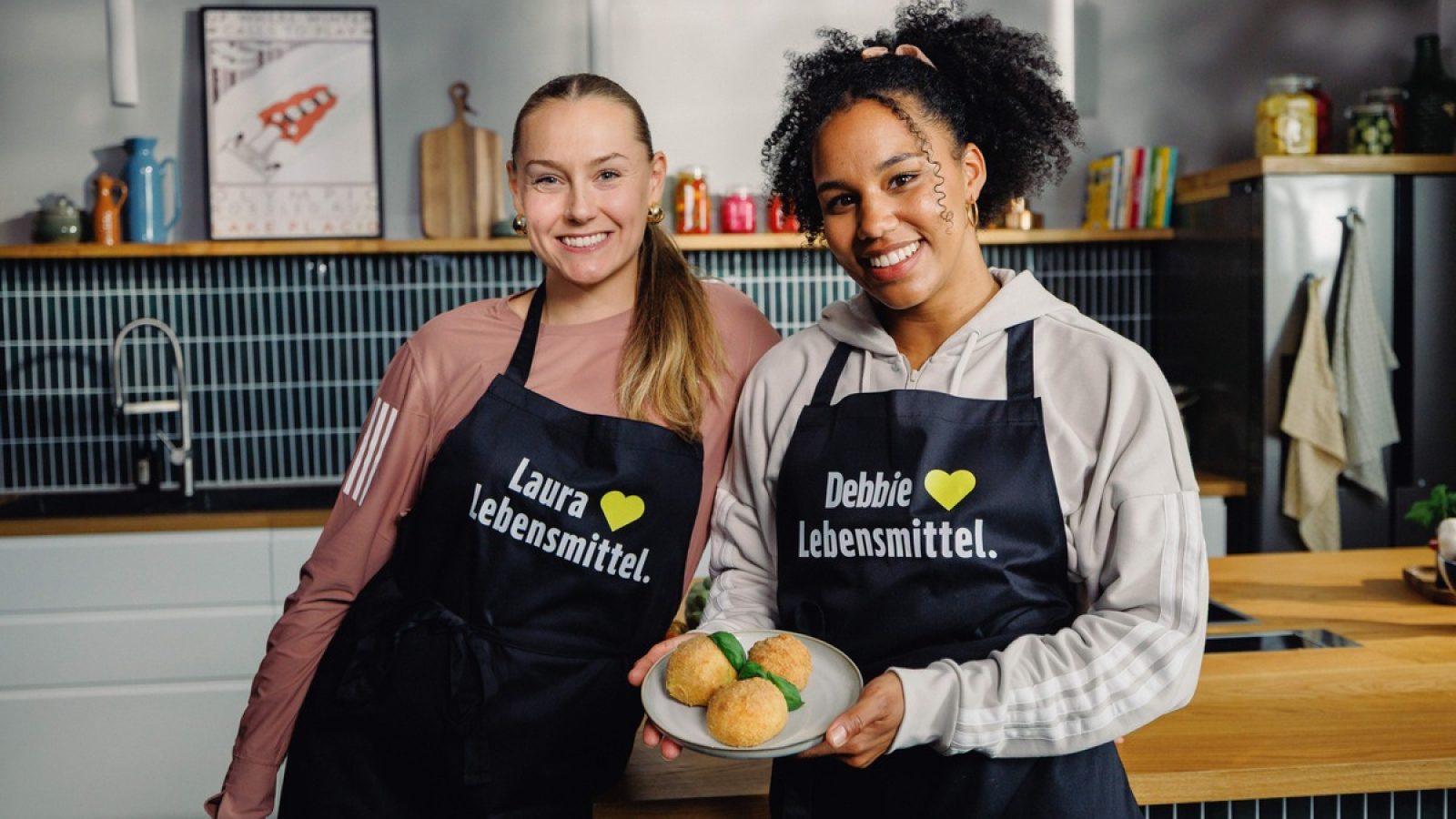Der EDEKA-Verbund begleitet Team Deutschland bei den Olympischen Winterspielen 2026. Im Bild: Bobfahrerinnen Laura Nolte und Deborah Levi (v.l.n.r.). / Weiterer Text über ots und www.presseportal.de/nr/51907 / Die Verwendung dieses Bildes für redaktionelle Zwecke ist unter Beachtung aller mitgeteilten Nutzungsbedingungen zulässig und dann auch honorarfrei. Veröffentlichung ausschließlich mit Bildrechte-Hinweis.