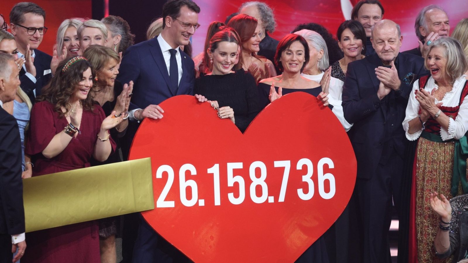 Auf der Gala "Ein Herz für Kinder 2025" in Berlin Adlershof, Deutschland, 06.12.2025 

Hendrik Wüst und Sandra Maischberger enthüllen die Spendensumme in der TV-Gala / Weiterer Text über ots und www.presseportal.de/nr/103688 / Die Verwendung dieses Bildes für redaktionelle Zwecke ist unter Beachtung aller mitgeteilten Nutzungsbedingungen zulässig und dann auch honorarfrei. Veröffentlichung ausschließlich mit Bildrechte-Hinweis.