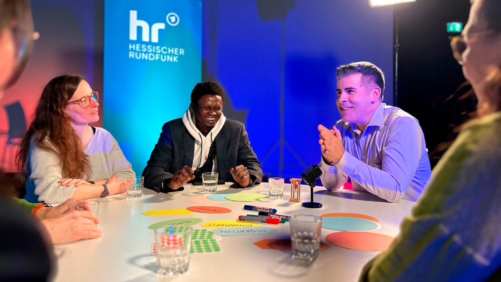 © hr/Studio Kassel - honorarfrei, Verwendung nur im Zusammenhang mit einem redaktionellen Beitrag über Sendungen oder Aktivitäten des Hessischen Rundfunks, seiner Personen oder seiner Einrichtungen bei Nennung "Bild: hr/Studio Kassel". Andere Verwendung nur nach Absprache. HR/Pressestelle 069/155 -4954.
Bild: ,,Eine Stunde reden" in Kassel, Fulda und Darmstadt. / Weiterer Text über ots und www.presseportal.de/nr/177784 / Die Verwendung dieses Bildes für redaktionelle Zwecke ist unter Beachtung aller mitgeteilten Nutzungsbedingungen zulässig und dann auch honorarfrei. Veröffentlichung ausschließlich mit Bildrechte-Hinweis.