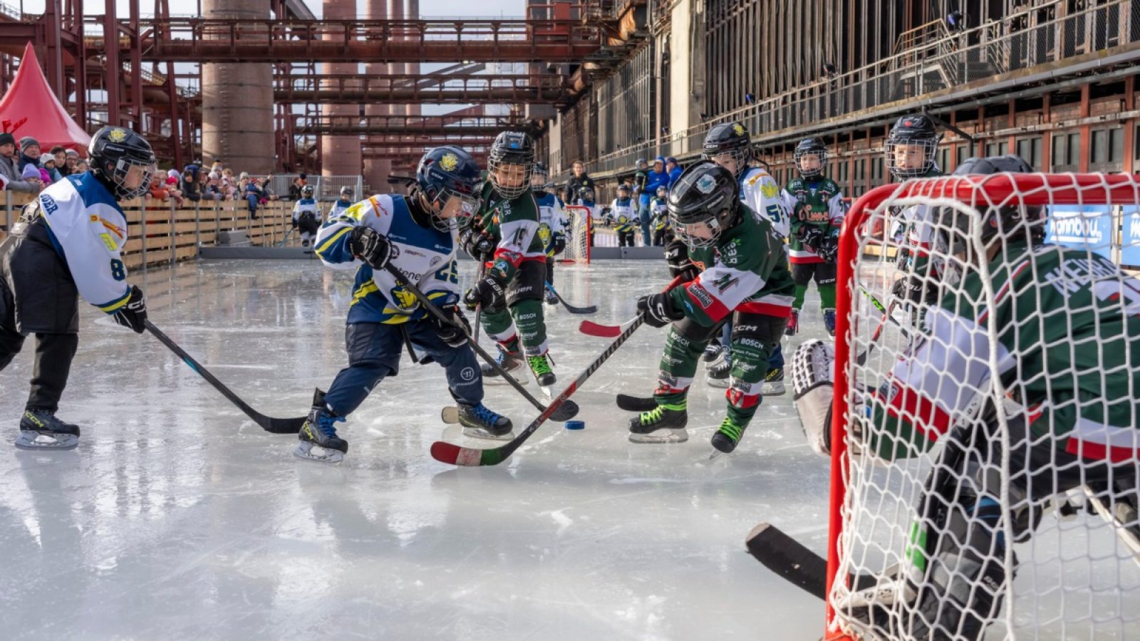 Eröffnung der Eisbahn auf der Kokerei Zollverein, Saison 25/26
Foto: Jochen Tack, im Auftrag der Stiftung Zollverein / Weiterer Text über ots und www.presseportal.de/nr/112586 / Die Verwendung dieses Bildes für redaktionelle Zwecke ist unter Beachtung aller mitgeteilten Nutzungsbedingungen zulässig und dann auch honorarfrei. Veröffentlichung ausschließlich mit Bildrechte-Hinweis.