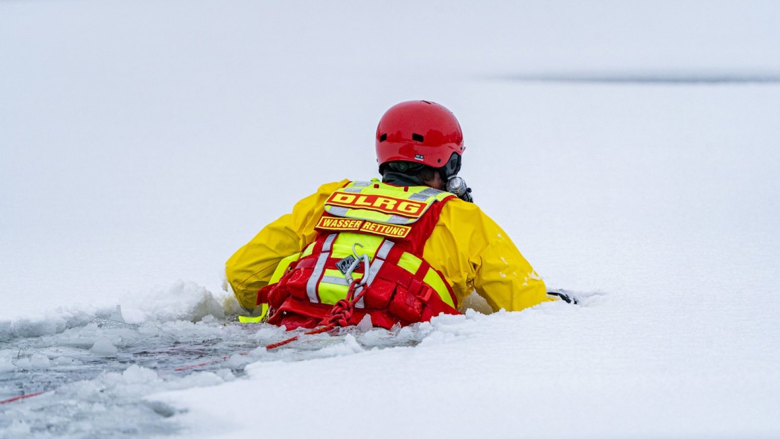DLRG Übung zur Eisrettung. / Weiterer Text über ots und www.presseportal.de/nr/7044 / Die Verwendung dieses Bildes für redaktionelle Zwecke ist unter Beachtung aller mitgeteilten Nutzungsbedingungen zulässig und dann auch honorarfrei. Veröffentlichung ausschließlich mit Bildrechte-Hinweis.