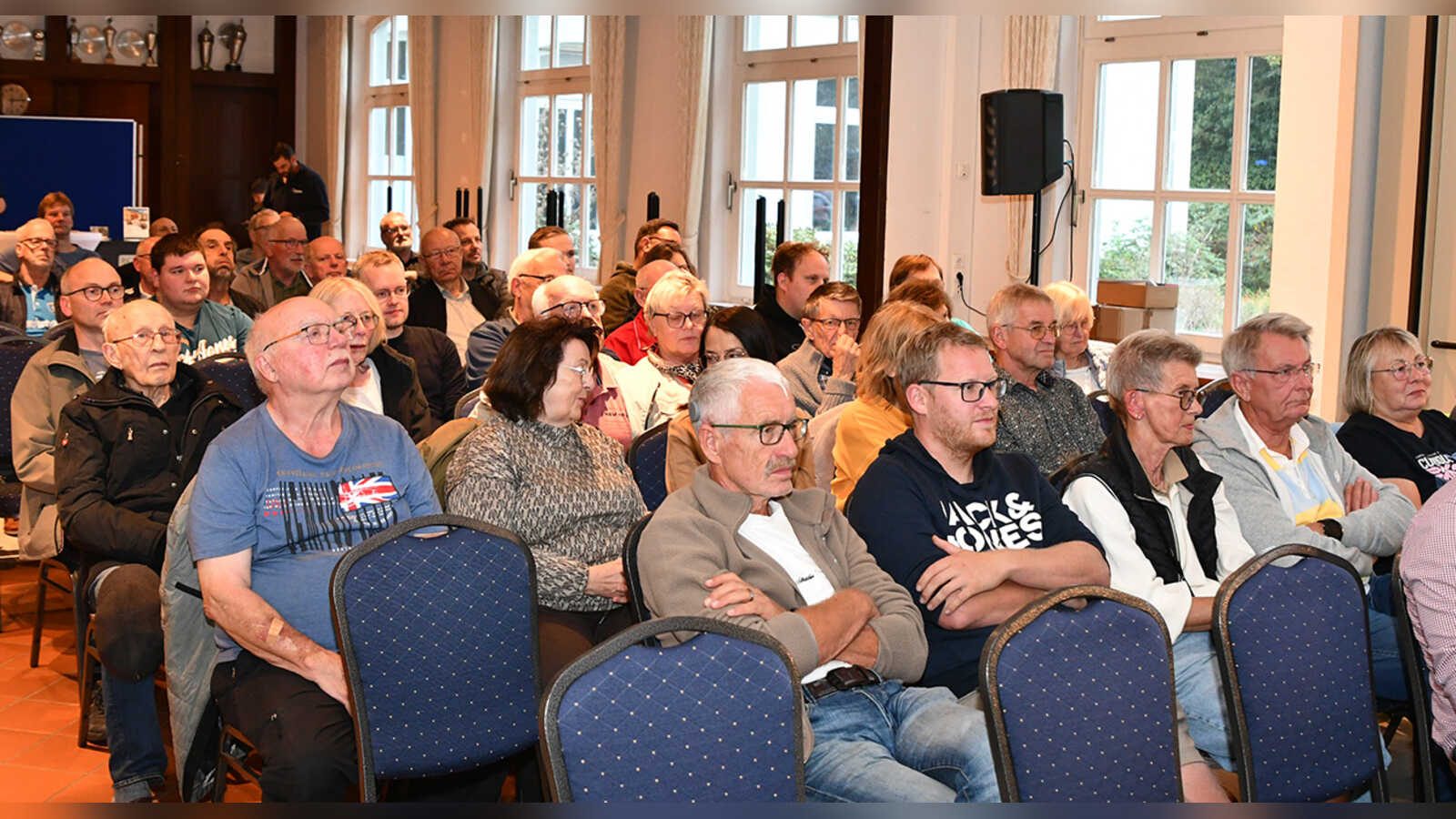 Zuhörer beim Auftaktabend der Energieberatungskampagne im Freizeitzentrum Vahren