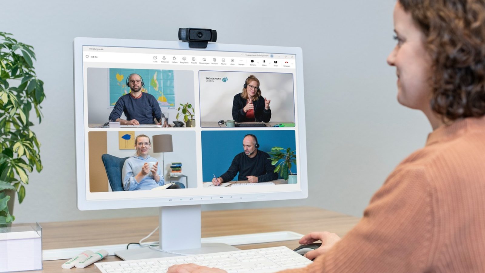 Gut beraten ins eigene Engagement starten: Das Beratungsteam von Engagement Global bietet monatlich ein kostenloses Beratungscafé an. / Weiterer Text über ots und www.presseportal.de/nr/117481 / Die Verwendung dieses Bildes für redaktionelle Zwecke ist unter Beachtung aller mitgeteilten Nutzungsbedingungen zulässig und dann auch honorarfrei. Veröffentlichung ausschließlich mit Bildrechte-Hinweis.