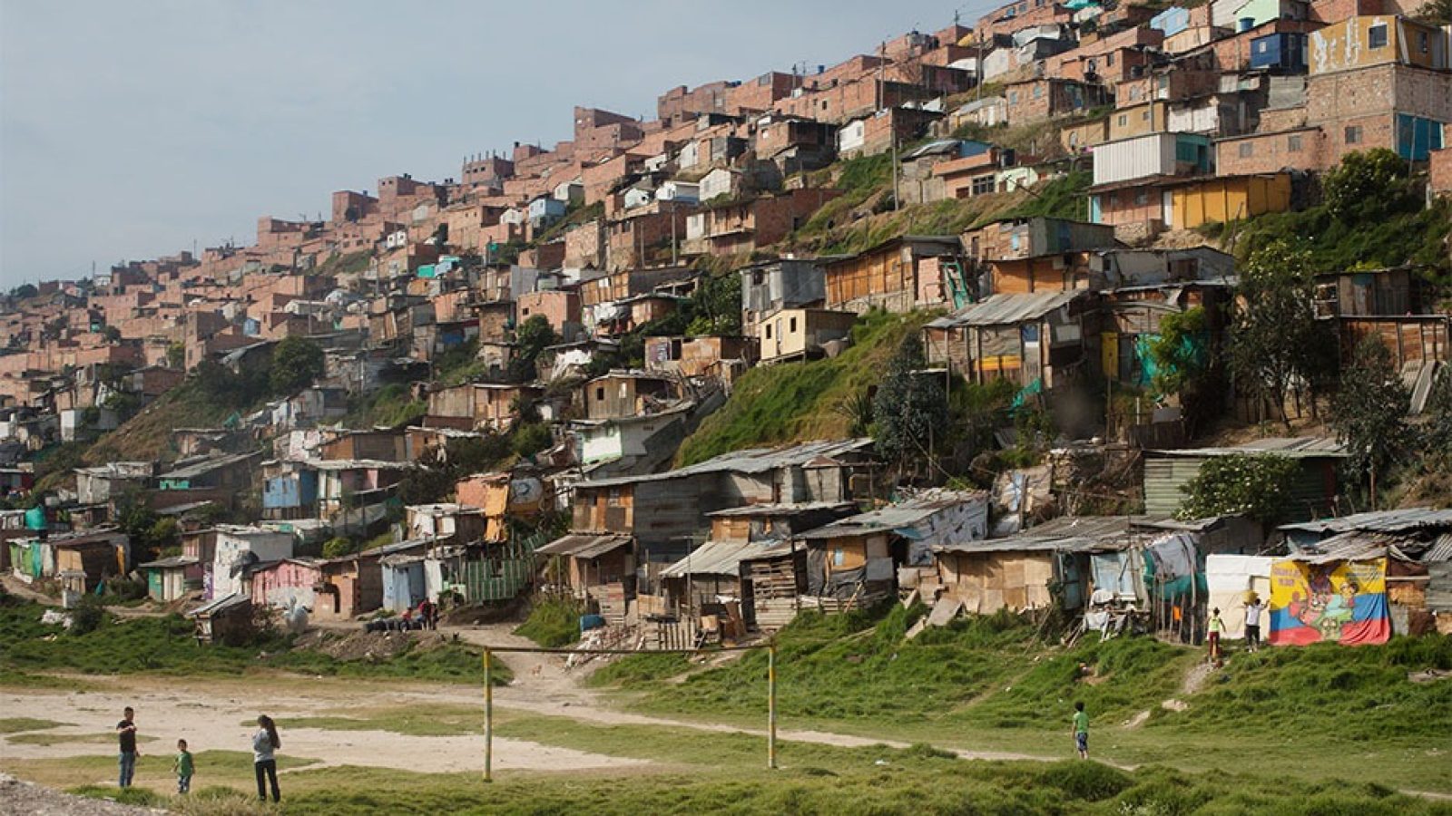In Kolumbien führen die Streichungen von US-Entwicklungsgeldern zu massiven Einschnitten bei der Humanitären Hilfe, der Drogenbekämpfung und Friedensförderung. Esteban Reyes, Nationaler Leiter der SOS-Kinderdörfer Kolumbien sagt: "Seit Anfang 2025 schrumpft unser Sicherheitsnetz. Die Humanitäre Hilfe ist vielerorts ins Stocken geraten, jetzt kämpfen wieder mehr Familien mit Lebensmittel- und Wasserknappheit. Für Jugendliche fallen Förderprogramme weg. Die Folge: Die Zahl der Schulabbrecher steigt und es werden wieder mehr Jugendliche von Banden rekrutiert. Im Zentrum dieses Sturms stehen die Kinder!" / Weiterer Text über ots und www.presseportal.de/nr/1658 / Die Verwendung dieses Bildes für redaktionelle Zwecke ist unter Beachtung aller mitgeteilten Nutzungsbedingungen zulässig und dann auch honorarfrei. Veröffentlichung ausschließlich mit Bildrechte-Hinweis.