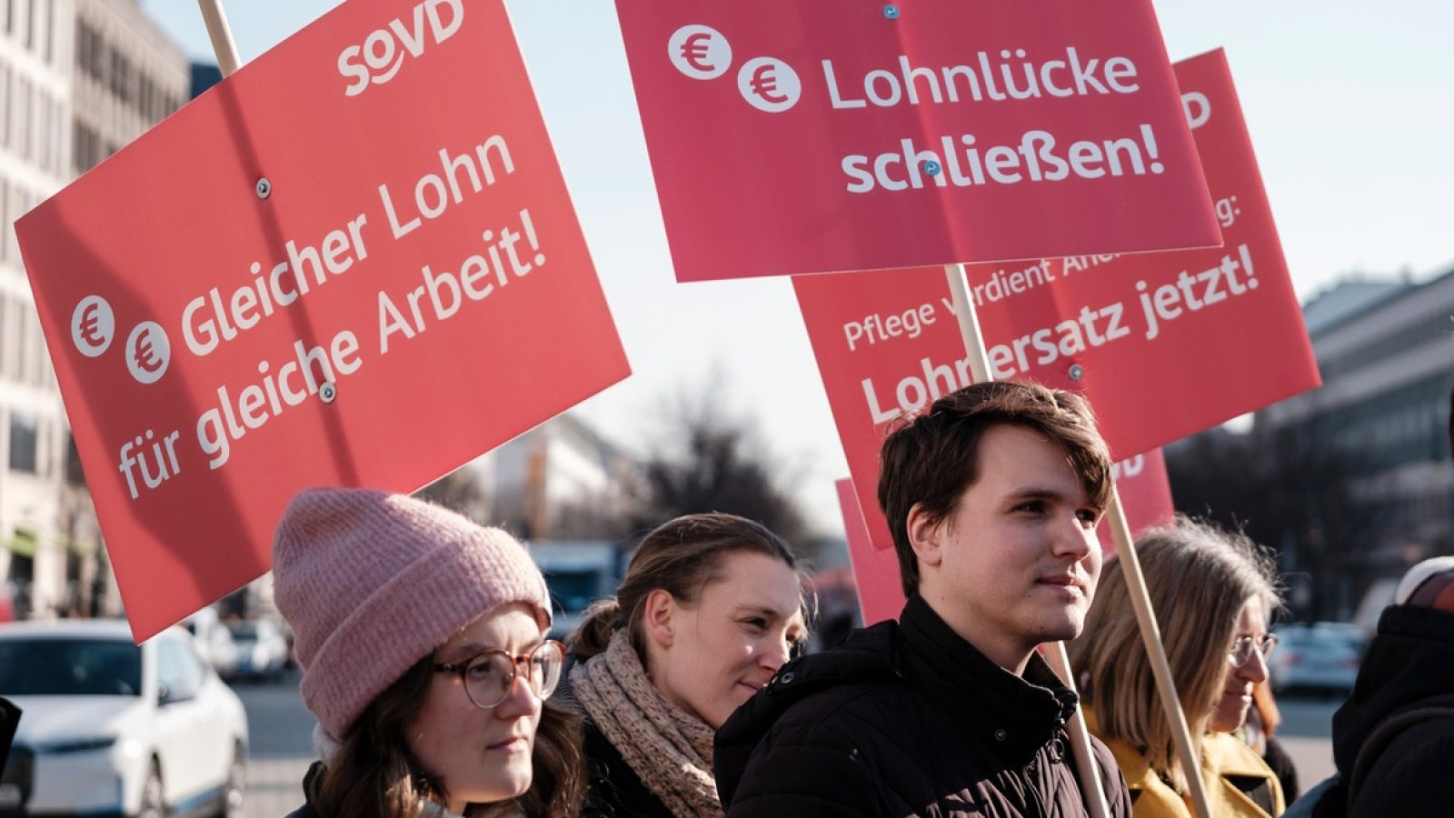 DEU, Berlin, 06.03.2024, Equal Pay Day 2024 am Brandenburger Tor
[ (c) Wolfgang Borrs,  www.borrs.de, info@borrs.de;  ] / Weiterer Text über ots und www.presseportal.de/nr/43645 / Die Verwendung dieses Bildes für redaktionelle Zwecke ist unter Beachtung aller mitgeteilten Nutzungsbedingungen zulässig und dann auch honorarfrei. Veröffentlichung ausschließlich mit Bildrechte-Hinweis.