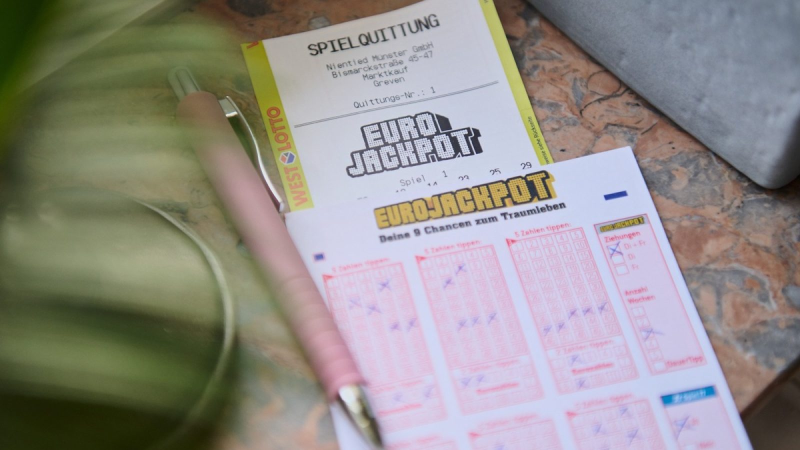 Glück am vermeintlichen Unglückstag: Ein Eurojackpot-Spieler aus dem Oberbergischen Kreis gewinnt am Freitag, dem 13., über eine Million Euro. Foto: Schlag und Roy GmbH / Weiterer Text über ots und www.presseportal.de/nr/62773 / Die Verwendung dieses Bildes für redaktionelle Zwecke ist unter Beachtung aller mitgeteilten Nutzungsbedingungen zulässig und dann auch honorarfrei. Veröffentlichung ausschließlich mit Bildrechte-Hinweis.