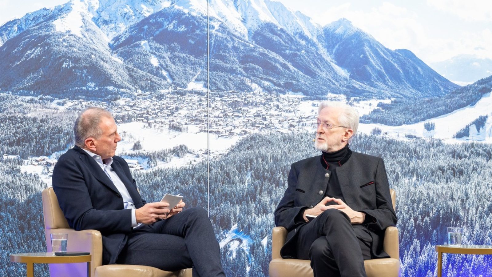 Gleich zu Beginn des ersten Tages stand ein vielbeachtetes Gespräch zwischen dem US-amerikanischen Medienexperten Jeff Jarvis (rechts im Bild) und ORF-Anchor Armin Wolf über die Herausforderungen westlicher Demokratien auf dem Programm.