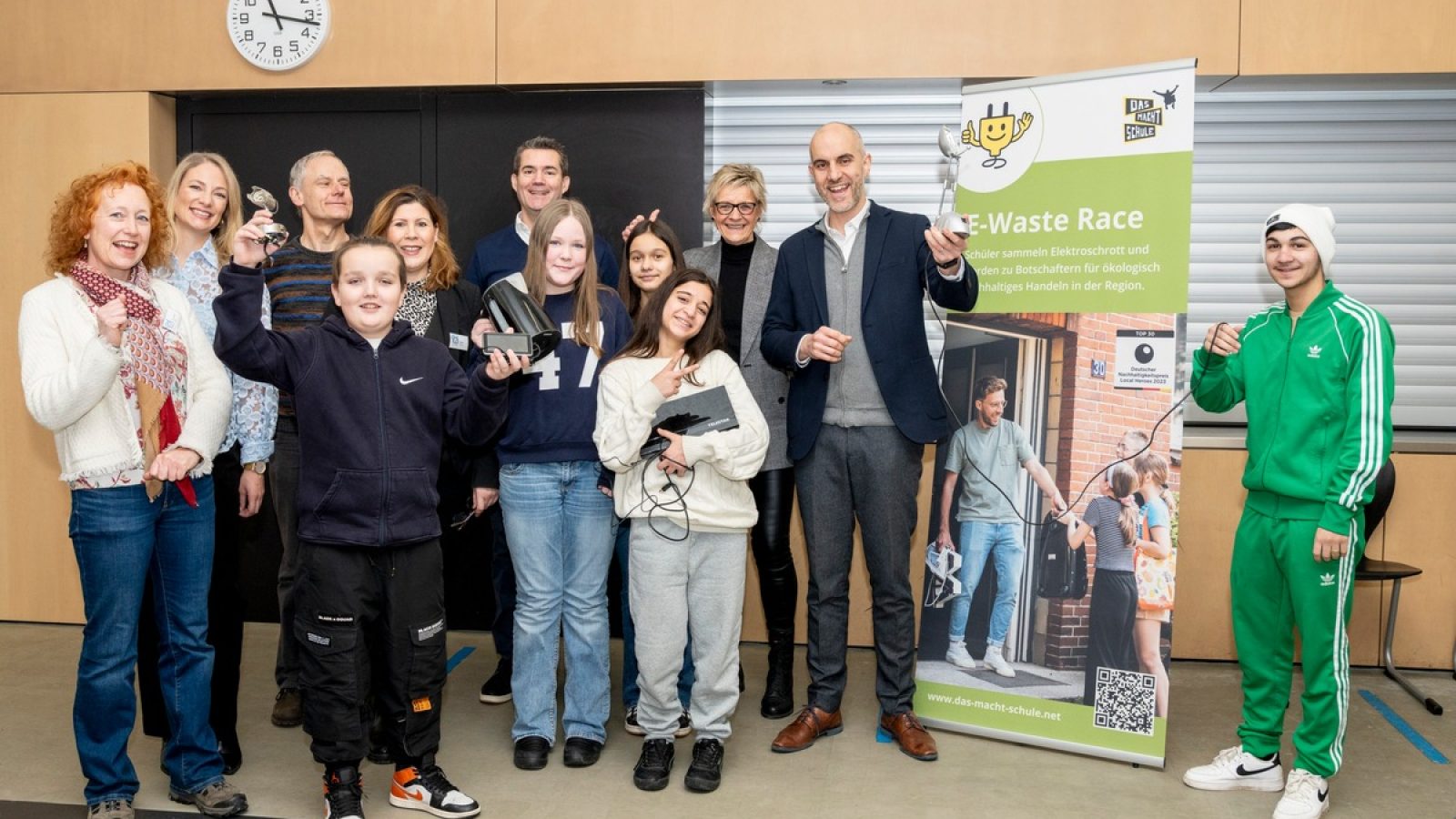 von r.n.l. Belit Onay, Sabine Kästner, Dr. Heiko Mertens, Isabell Lenius (IGS Schulleitung) sowie das Projektteam gaben in der IGS Büssingweg den Startschuss für das E-Waste Race 2026 in Hannover und Region / Weiterer Text über ots und www.presseportal.de/nr/64783 / Die Verwendung dieses Bildes für redaktionelle Zwecke ist unter Beachtung aller mitgeteilten Nutzungsbedingungen zulässig und dann auch honorarfrei. Veröffentlichung ausschließlich mit Bildrechte-Hinweis.