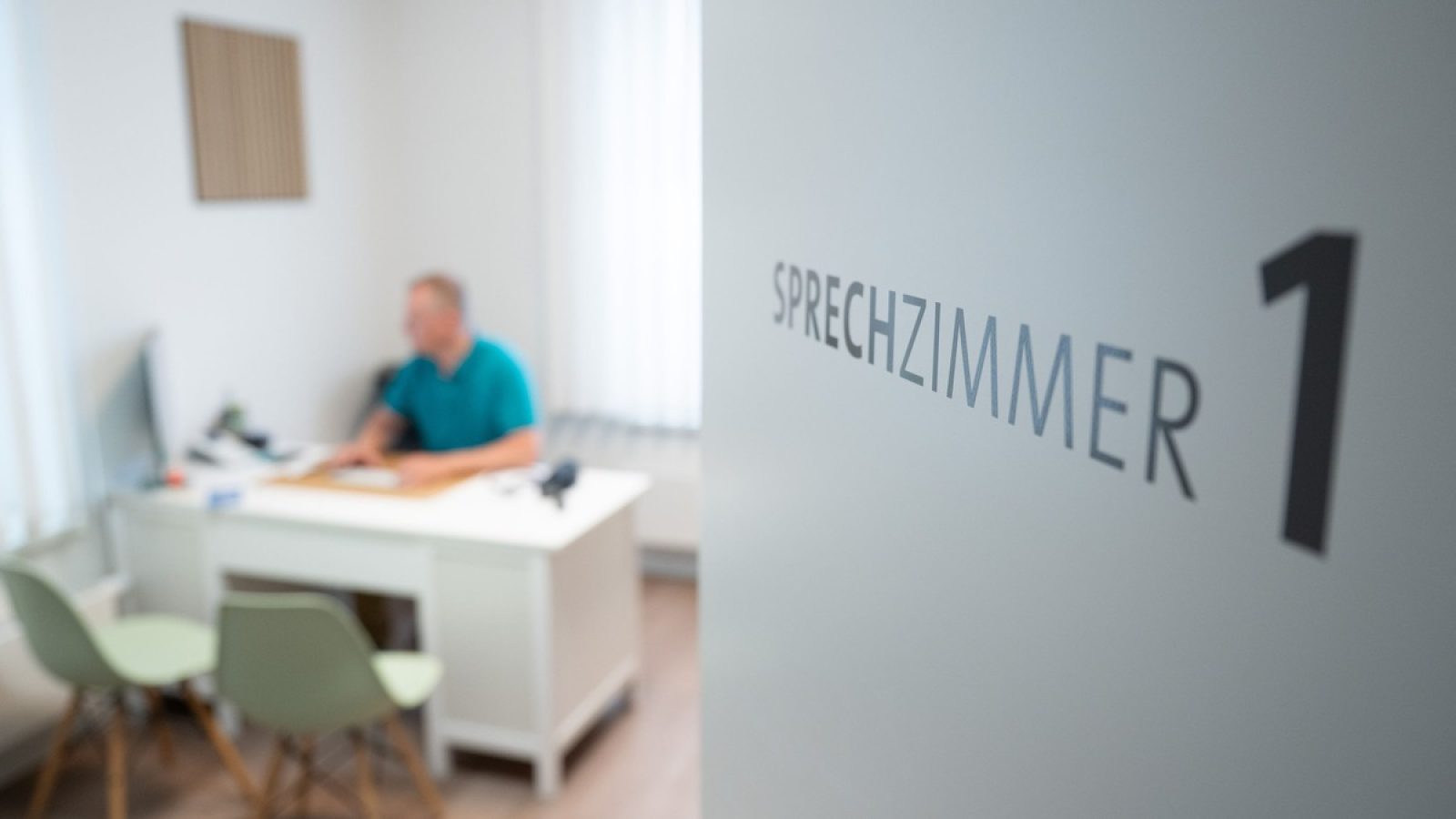 Ein Hausarzt sitzt in einem Sprechzimmer seiner Hausarztpraxis / Weiterer Text über ots und www.presseportal.de/nr/7899 / Die Verwendung dieses Bildes für redaktionelle Zwecke ist unter Beachtung aller mitgeteilten Nutzungsbedingungen zulässig und dann auch honorarfrei. Veröffentlichung ausschließlich mit Bildrechte-Hinweis.