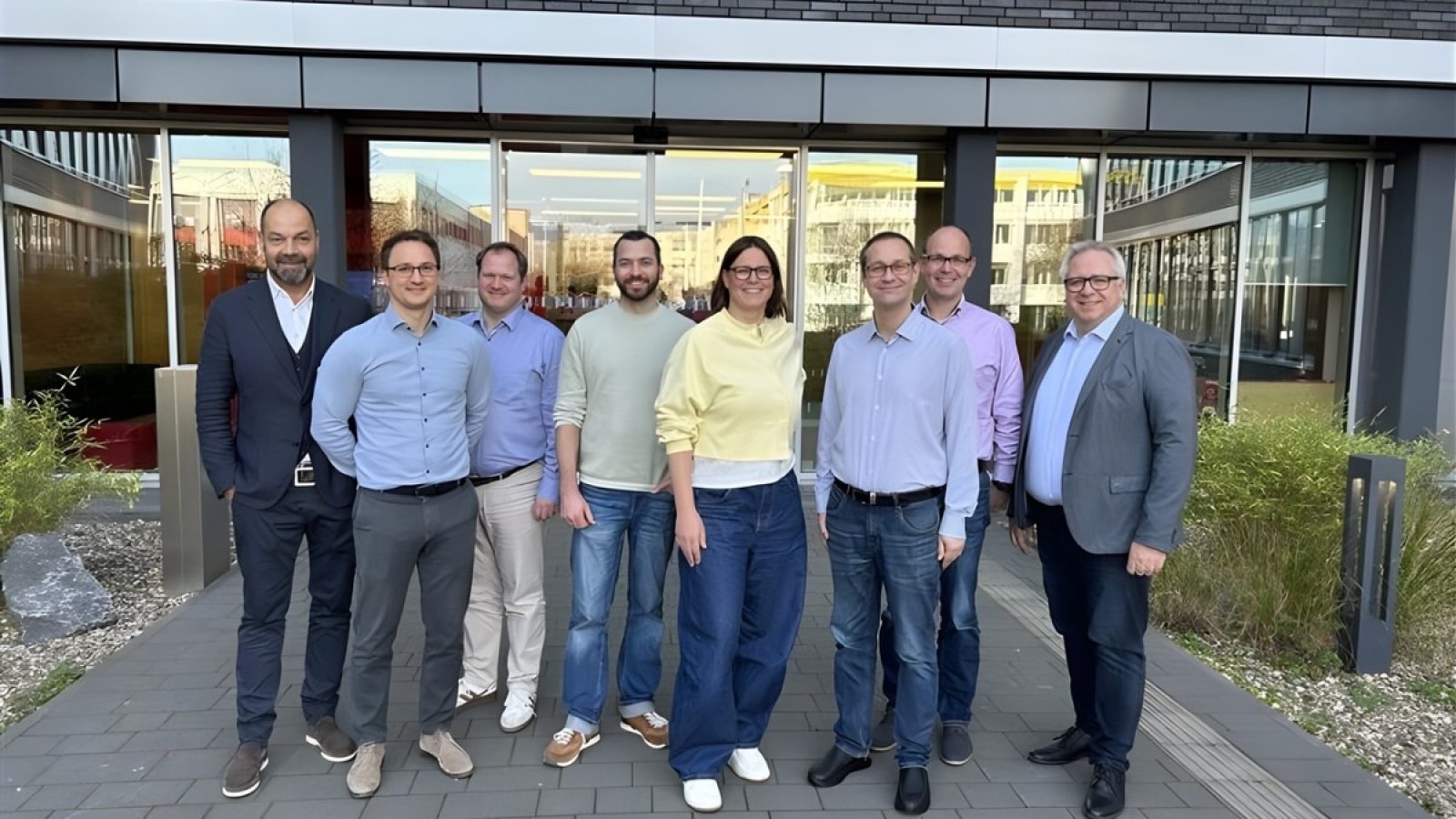 Das Projektteam (von links nach rechts): Thorsten May (Avenga), Christian Lehnert und Manuel Willmes (Rheinbahn), Erik Aderhold und Uta Kirmse (Avenga), Konrad Sättler und Patrick Thoma (Rheinbahn), Stefan Marxreiter (Avenga). / Weiterer Text über ots und www.presseportal.de/nr/160263 / Die Verwendung dieses Bildes für redaktionelle Zwecke ist unter Beachtung aller mitgeteilten Nutzungsbedingungen zulässig und dann auch honorarfrei. Veröffentlichung ausschließlich mit Bildrechte-Hinweis.