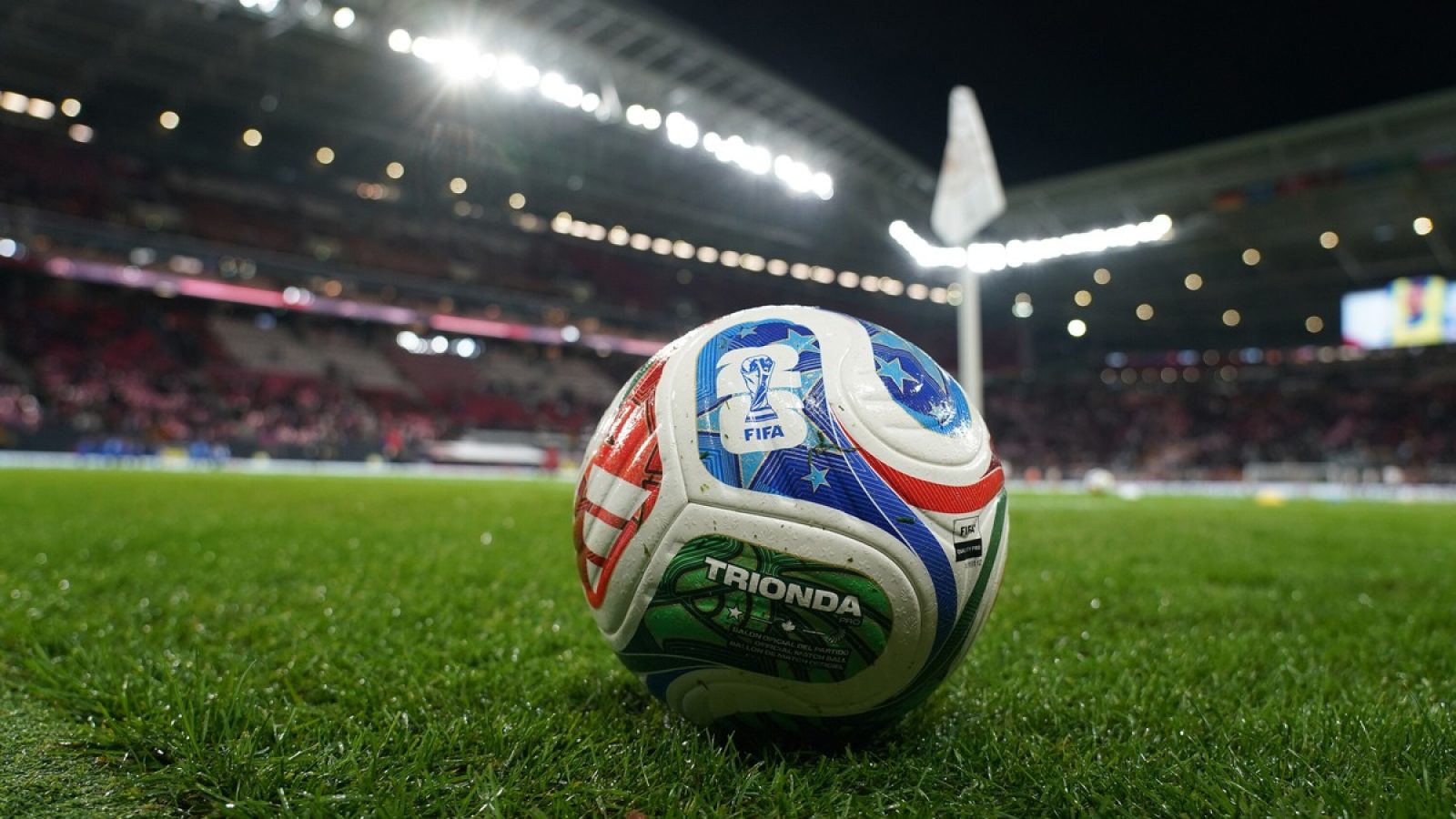 Nach der Auslosung der Endrundengruppen am Freitag, 4. Dezember 2025, in Washington haben sich ARD und ZDF auf die Verteilung ihrer Gruppenspiele bei der FIFA Fußball-Weltmeisterschaft 2026 in den USA, Kanada und Mexiko verständigt.
Bild: Neuer WM Ball Trionda
© SWR/picture alliance/Sportpics/Marc Schueler, honorarfrei - Verwendung gemäß der AGB im engen inhaltlichen, redaktionellen Zusammenhang mit genannter SWR-Sendung bei Nennung "Bild: SWR/picture alliance/Sportpics/Marc Schueler (S2). SWR Presse/Bildkommunikation, Baden-Baden, Tel: 07221/929-22202, foto@swr.de / Weiterer Text über ots und www.presseportal.de/nr/6694 / Die Verwendung dieses Bildes für redaktionelle Zwecke ist unter Beachtung aller mitgeteilten Nutzungsbedingungen zulässig und dann auch honorarfrei. Veröffentlichung ausschließlich mit Bildrechte-Hinweis.