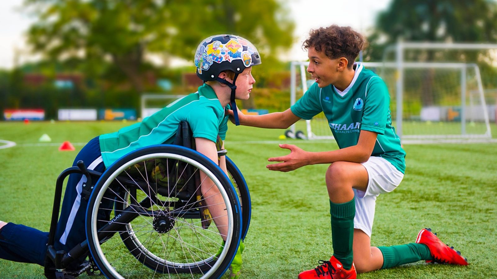 Dylan (Maik Cillekens, links) und Youssef (Anouar Kasmi, rechts)
© MDR/MDB 2021/ostlicht filmproduktion GmbH - Honorarfreie Verwendung gemäß AGB im redaktionellen Zusammenhang mit genannter Sendung bei Nennung "Bild: MDR/MDB 2021/ostlicht filmproduktion GmbH" einschließlich Social Media / Weiterer Text über ots und www.presseportal.de/nr/6535 / Die Verwendung dieses Bildes für redaktionelle Zwecke ist unter Beachtung aller mitgeteilten Nutzungsbedingungen zulässig und dann auch honorarfrei. Veröffentlichung ausschließlich mit Bildrechte-Hinweis.