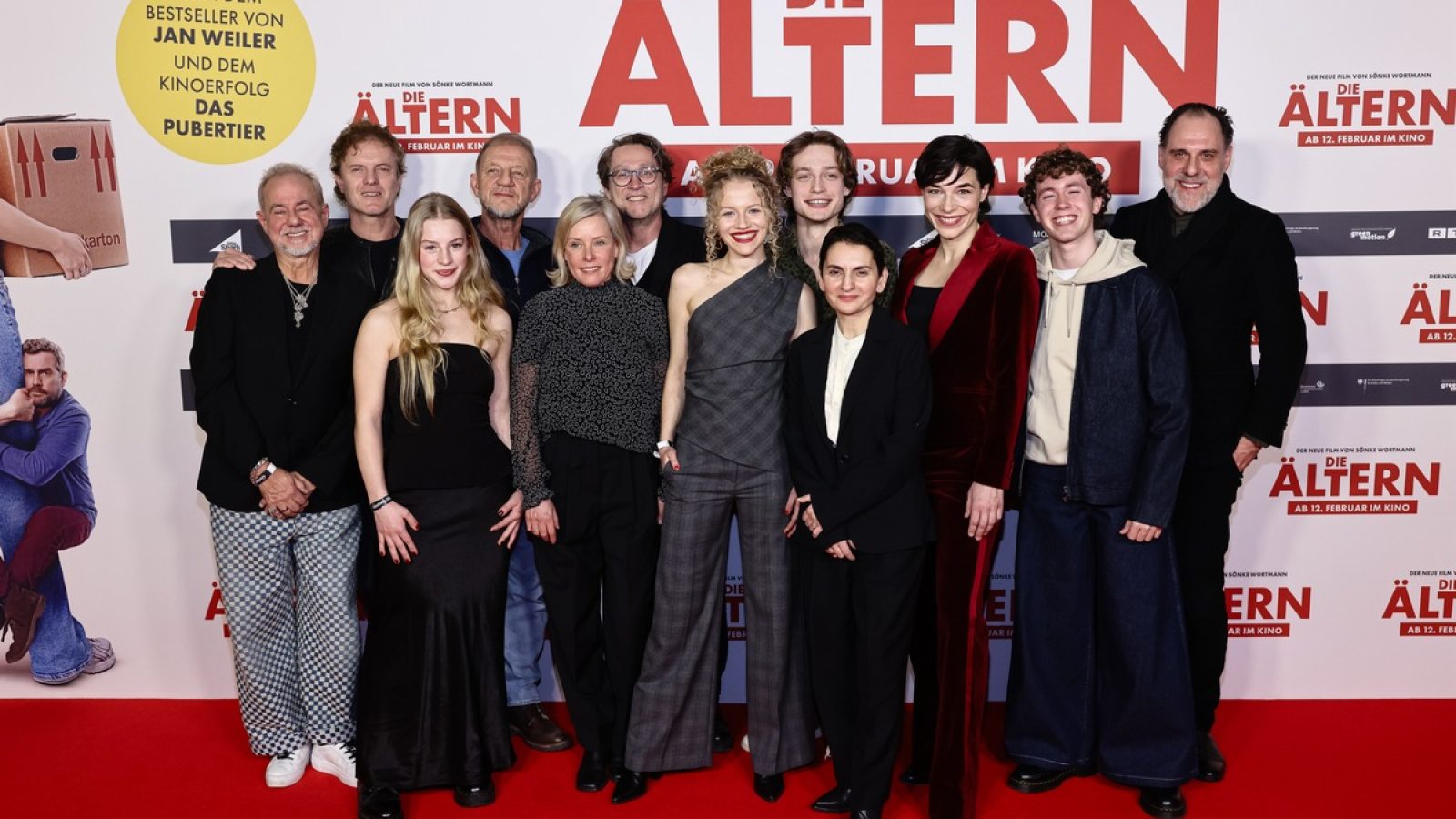 Cast und Filmemacher*innen bei der NRW-Premiere von DIE ÄLTERN im Cinedom Köln. / Weiterer Text über ots und www.presseportal.de/nr/12946 / Die Verwendung dieses Bildes für redaktionelle Zwecke ist unter Beachtung aller mitgeteilten Nutzungsbedingungen zulässig und dann auch honorarfrei. Veröffentlichung ausschließlich mit Bildrechte-Hinweis.