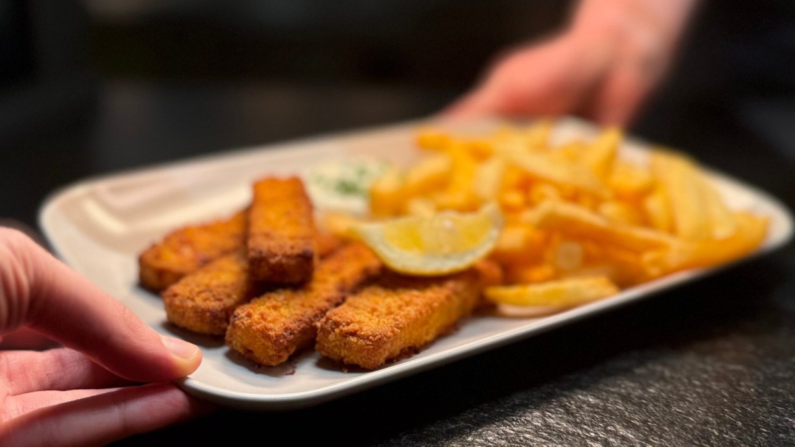 iglo unterstützt die "Ich kann es mir nicht leisten"-Aktion des Miniatur Wunderlandes mit Fischstäbchen-Gerichten im Bistro. / Weiterer Text über ots und www.presseportal.de/nr/54941 / Die Verwendung dieses Bildes für redaktionelle Zwecke ist unter Beachtung aller mitgeteilten Nutzungsbedingungen zulässig und dann auch honorarfrei. Veröffentlichung ausschließlich mit Bildrechte-Hinweis.