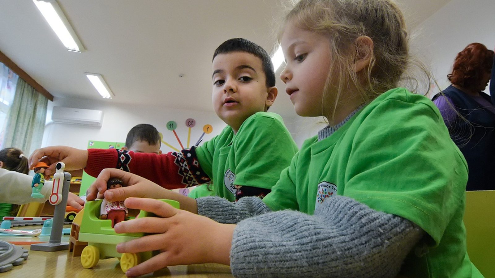 Stiftung Kinderförderung von Playmobil unterstützt UNICEF-Programm für frühkindliche Bildung in Nord-Mazedonien und Serbien - Über drei Jahre fließen mehr als 880.000 Euro und PLAYMOBIL-Spielmaterial im Wert von rund 250.000 Euro in die Förderung benachteiligter Kinder vor Ort. / Weiterer Text über ots und www.presseportal.de/nr/128992 / Die Verwendung dieses Bildes für redaktionelle Zwecke ist unter Beachtung aller mitgeteilten Nutzungsbedingungen zulässig und dann auch honorarfrei. Veröffentlichung ausschließlich mit Bildrechte-Hinweis.