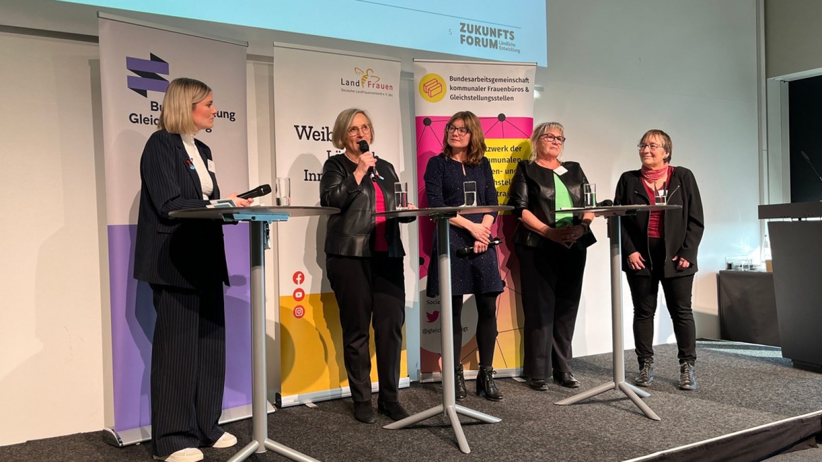 V. l. n. r.: Sarah Koops (stellvertretende Hauptgeschäftsführerin Deutscher LandFrauenverband), Petra Bentkämper (Präsidentin des Deutschen LandFrauenverbandes), Anna Drosdowska (Vorständin von Wir sind Fella e.V.), Elke Quandt (kommunalpolitische Multiplikatorin des Projekts "Frauen.Vielfalt.Politik.") sowie Prof. Dr. Brigitte Wotha (Mitglied der Sachverständigenkommission für den Vierten Gleichstellungsbericht). / Weiterer Text über ots und www.presseportal.de/nr/167012 / Die Verwendung dieses Bildes für redaktionelle Zwecke ist unter Beachtung aller mitgeteilten Nutzungsbedingungen zulässig und dann auch honorarfrei. Veröffentlichung ausschließlich mit Bildrechte-Hinweis.