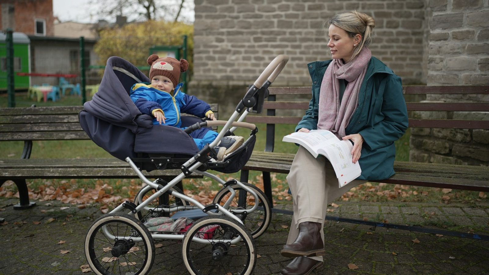Lernen für die Prüfung und Kinderbetreuung: Carolin im Spagat zwischen Familie und Studium. Nutzung des Bildes nur in Verbindung mit der Sendung inkl. Social Media / / Weiterer Text über ots und www.presseportal.de/nr/7840 / Die Verwendung dieses Bildes für redaktionelle Zwecke ist unter Beachtung aller mitgeteilten Nutzungsbedingungen zulässig und dann auch honorarfrei. Veröffentlichung ausschließlich mit Bildrechte-Hinweis.