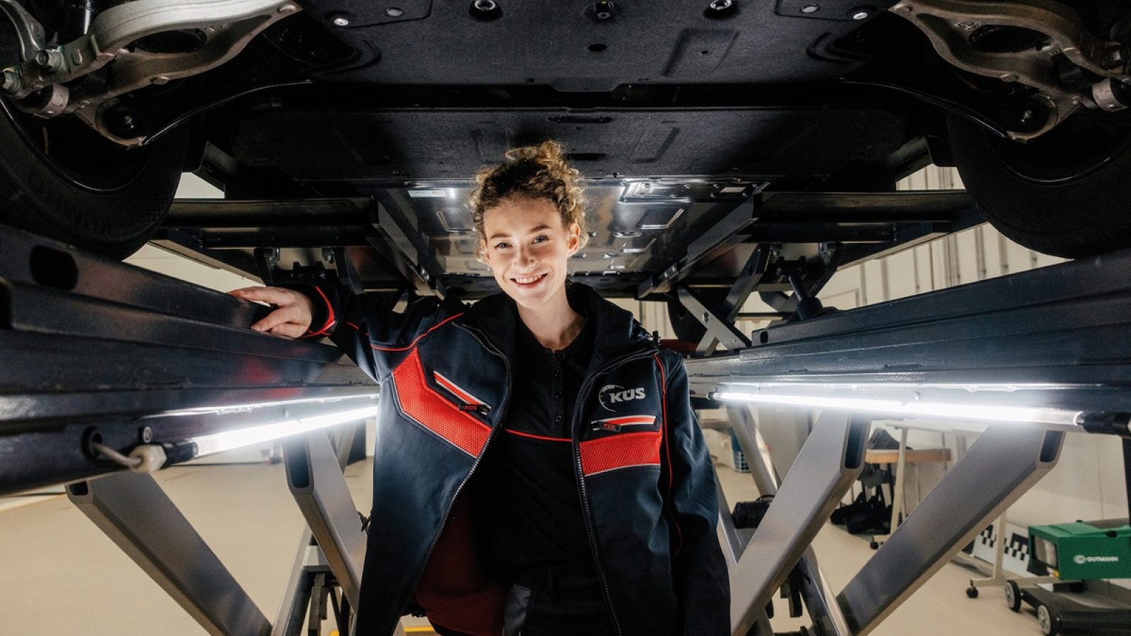 Nicht zu bremsen: Immer mehr Frauen bringen frischen Schwung ins Kfz-Gewerbe / Weiterer Text über ots und www.presseportal.de/nr/116601 / Die Verwendung dieses Bildes für redaktionelle Zwecke ist unter Beachtung aller mitgeteilten Nutzungsbedingungen zulässig und dann auch honorarfrei. Veröffentlichung ausschließlich mit Bildrechte-Hinweis.