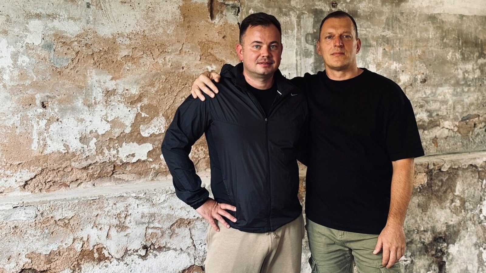 Der russischstämmige Boxer Vitali Litz (l.) und der ukrainische Kriegsflüchtling Sergej Mermis trainieren gemeinsam junge Boxer aus vielen Ländern. / Nutzung des Bildes nur in Verbindung mit der Sendung inkl. Social Media

Foto: ZDF/Jan Tenhaven / Weiterer Text über ots und www.presseportal.de/nr/7840 / Die Verwendung dieses Bildes für redaktionelle Zwecke ist unter Beachtung aller mitgeteilten Nutzungsbedingungen zulässig und dann auch honorarfrei. Veröffentlichung ausschließlich mit Bildrechte-Hinweis.
