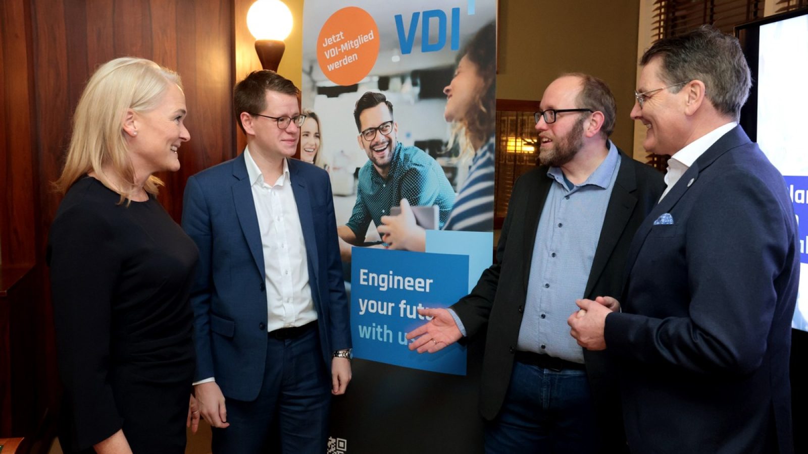 Austausch in Berlin beim parlamentarischen Frühstück des VDI: Dr. Antje Grobe, Ausschussvorsitzende VDI MT 7000; Daniel Kölbl, MdB; Thomas Syberg, Fraktionsreferent der SPD und VDI-Direktor Adrian Willig. (v.l.n.r.) / Weiterer Text über ots und www.presseportal.de/nr/16368 / Die Verwendung dieses Bildes für redaktionelle Zwecke ist unter Beachtung aller mitgeteilten Nutzungsbedingungen zulässig und dann auch honorarfrei. Veröffentlichung ausschließlich mit Bildrechte-Hinweis.