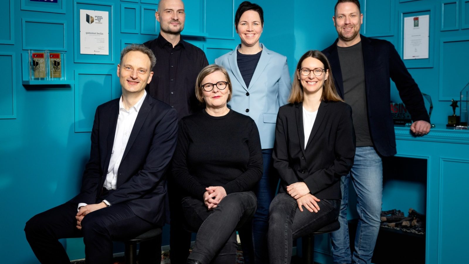 Chief Technology Officer Paul Schulleri (oben links), Co-Chief Executive Officer Dr. Alexandra Krone (oben Mitte), Chief Strategy Officer Dr. Sebastian Reddig (oben rechts), Co-Chief Executive Officer Dietmar Hermjohannes (unten links), Chief Brand & Design Officer Sabine Müller (unten Mitte) und Chief Finance Officer Svenja Kempf (unten rechts).

Die Verwendung dieses Bildes ist für redaktionelle Zwecke unter Beachtung der angegebenen Nutzungsbedingungen honorarfrei. Veröffentlichung ausschließlich mit Bildrechte-Hinweis. / Weiterer Text über ots und www.presseportal.de/nr/173276 / Die Verwendung dieses Bildes für redaktionelle Zwecke ist unter Beachtung aller mitgeteilten Nutzungsbedingungen zulässig und dann auch honorarfrei. Veröffentlichung ausschließlich mit Bildrechte-Hinweis.