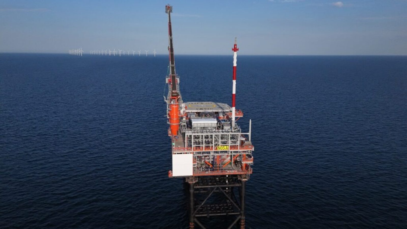 Plattform N05-A mit dem Windpark Riffgat im Hintergrund / Weiterer Text über ots und www.presseportal.de/nr/175025 / Die Verwendung dieses Bildes für redaktionelle Zwecke ist unter Beachtung aller mitgeteilten Nutzungsbedingungen zulässig und dann auch honorarfrei. Veröffentlichung ausschließlich mit Bildrechte-Hinweis.
