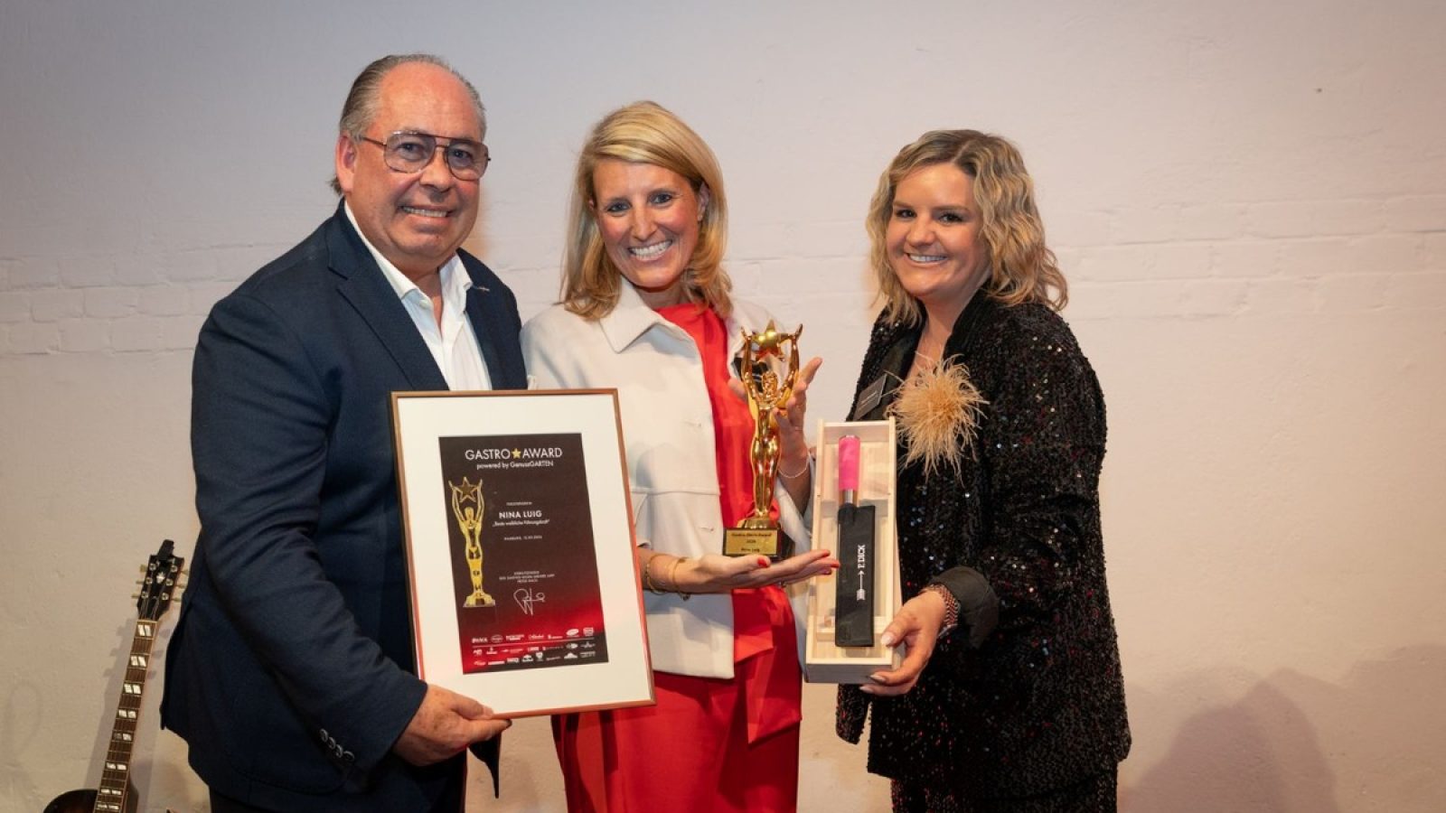 v.l.: Peter Hack, Nina Luig, Nina Remagen 
Große Auszeichnung für Nina Luig: Die Geschäftsführerin der Köln-Düsseldorfer Deutsche Rheinschifffahrt GmbH erhielt beim Gastro-Stern-Award im Rahmen der INTERNORGA die Ehrung als "Beste weibliche Führungskraft des Jahres". / Weiterer Text über ots und www.presseportal.de/nr/15204 / Die Verwendung dieses Bildes für redaktionelle Zwecke ist unter Beachtung aller mitgeteilten Nutzungsbedingungen zulässig und dann auch honorarfrei. Veröffentlichung ausschließlich mit Bildrechte-Hinweis.