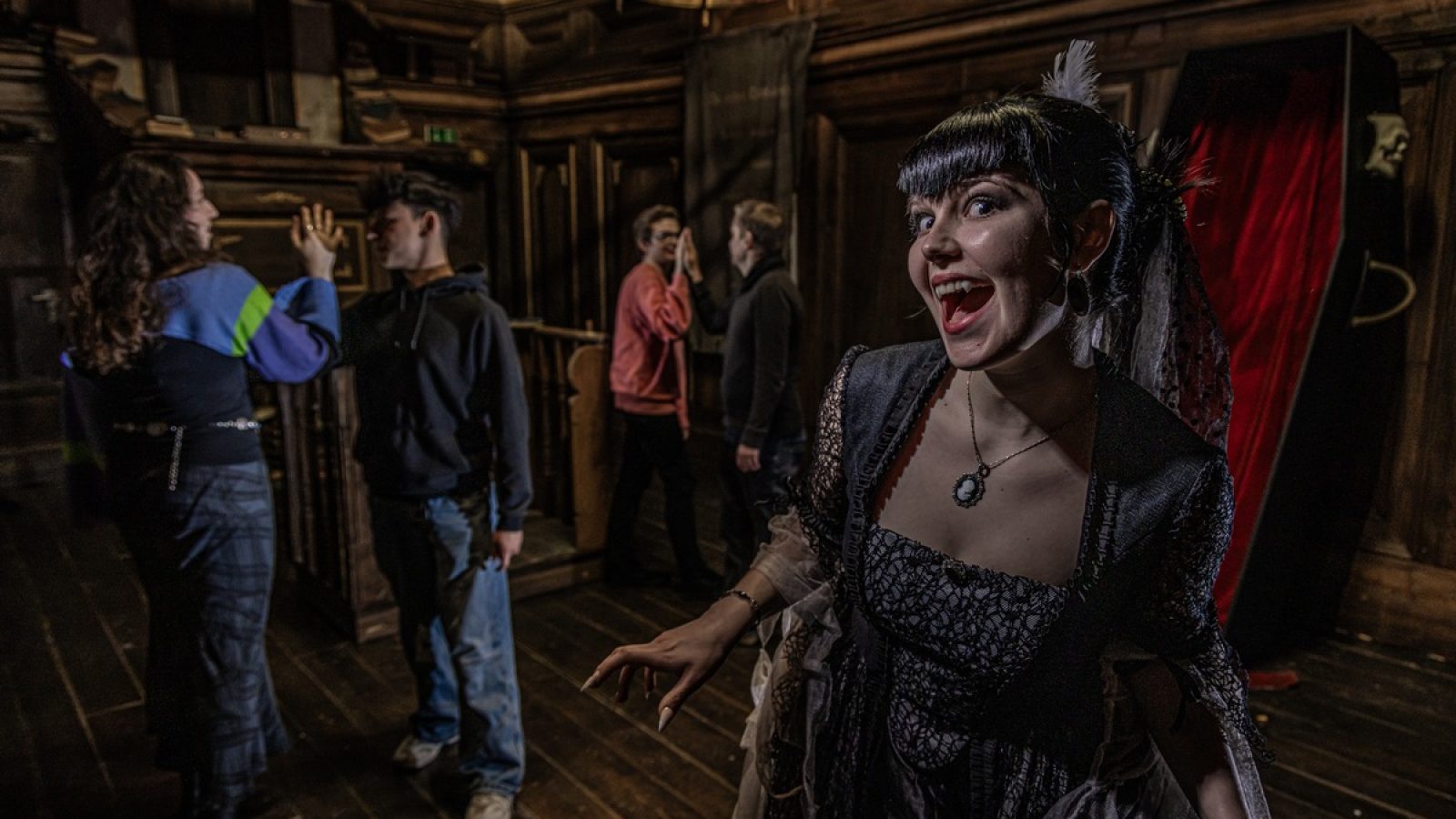 Statt Torte und Konfetti gibt es schaurig-schönen Schrecken. Passend zum 13. Geburtstag läutet das Berlin Dungeon am Freitag, den 13., seine finstere Geburtstagssause ein. Das gesamte Wochenende (13. bis 15. März 2026) steht im Zeichen der unheimlichen Zahl und verwandelt das Berlin Dungeon in einen ganz besonderen Ort. Eine neue saisonale Show lädt die Gäste der Freizeitattraktion zum Ball - allerdings anders als erwartet: Der Gastgeber ist ein Vampir alten Adels und der Festsaal wird zur Falle ... Zusätzlichen Nervenkitzel gibt es am Geburtstagswochenende nach der regulären Öffnungszeit: Dann wird das Berlin Dungeon zu einem pulstreibenden Schreckenslabyrinth, das im Zeichen des verfluchten Ehrentags steht. Mit der Geburtstags-Edition als Auftakt wird das Erfolgsformat "Black Out Maze" mit insgesamt zwölf weiteren Terminen 2026 ein festes Angebot. Kleine Aktionen in und um das Berlin Dungeon sorgen für zusätzliche Geburtstagsüberraschungen. / Weiterer Text über ots und www.presseportal.de/nr/169474 / Die Verwendung dieses Bildes für redaktionelle Zwecke ist unter Beachtung aller mitgeteilten Nutzungsbedingungen zulässig und dann auch honorarfrei. Veröffentlichung ausschließlich mit Bildrechte-Hinweis.