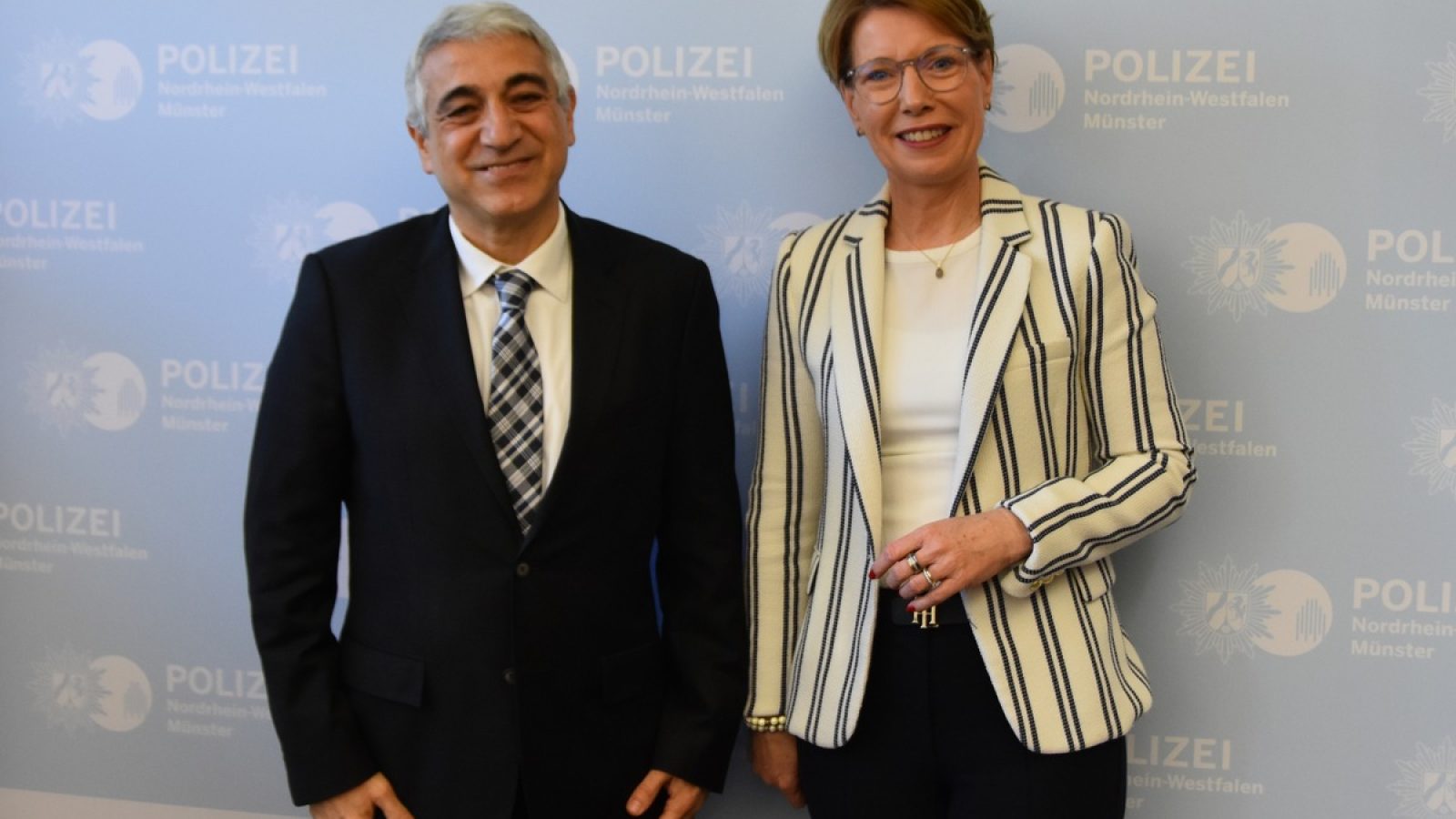 Foto: Polizei Münster. Das Foto zeigt den türkischen Generalkonsul Mehmet Özgün Arman mit Polizeipräsidentin Alexandra Dorndorf. (Veröffentlichung mit dieser Pressemitteilung honorarfrei.)