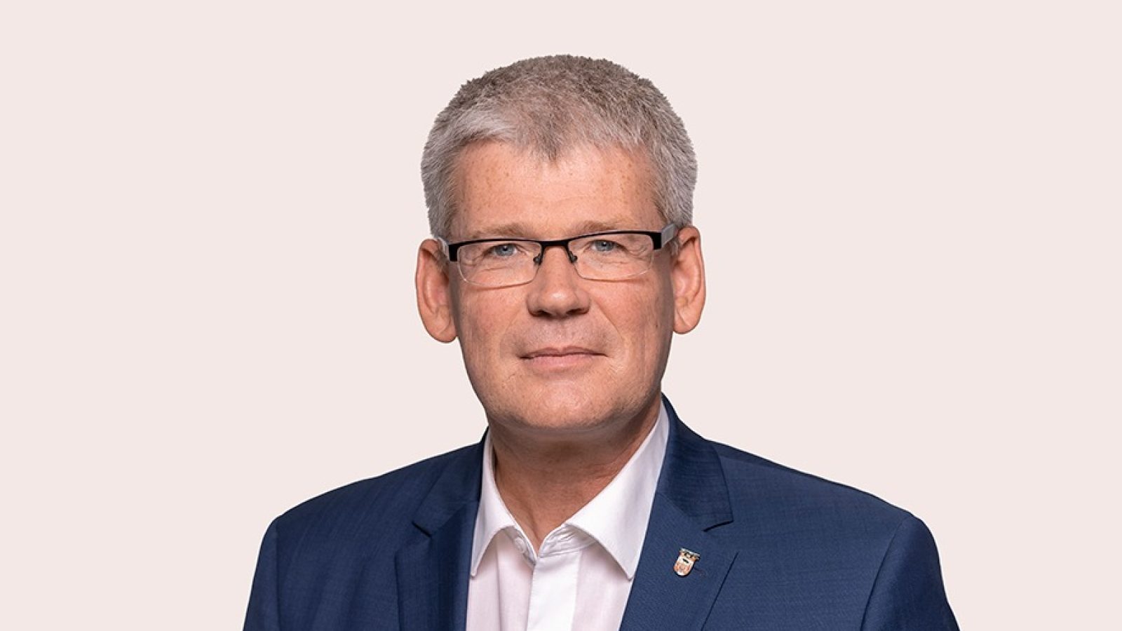 Portrait Helmut Kleebank / Weiterer Text über ots und www.presseportal.de/nr/181322 / Die Verwendung dieses Bildes für redaktionelle Zwecke ist unter Beachtung aller mitgeteilten Nutzungsbedingungen zulässig und dann auch honorarfrei. Veröffentlichung ausschließlich mit Bildrechte-Hinweis.