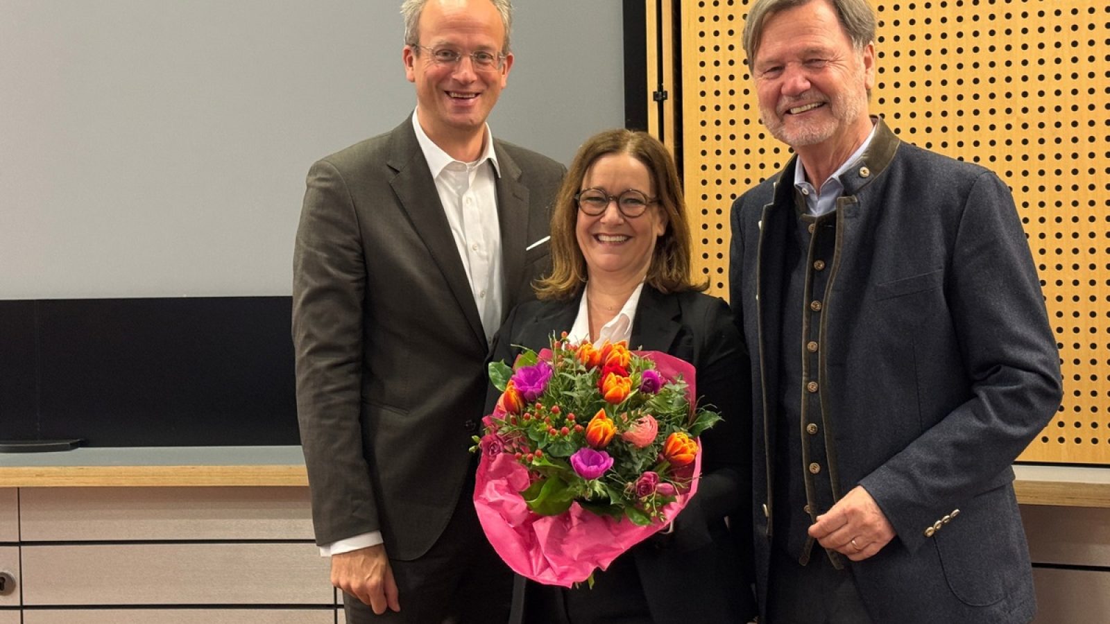 v.li. BLM-Präsident Dr. Thorsten Schmiege und Medienratsvorsitzender Walter Keilbart gratulieren Dr. Annette Schumacher zur zweiten Amtszeit als Geschäftsführerin der BLM. / Weiterer Text über ots und www.presseportal.de/nr/62483 / Die Verwendung dieses Bildes für redaktionelle Zwecke ist unter Beachtung aller mitgeteilten Nutzungsbedingungen zulässig und dann auch honorarfrei. Veröffentlichung ausschließlich mit Bildrechte-Hinweis.