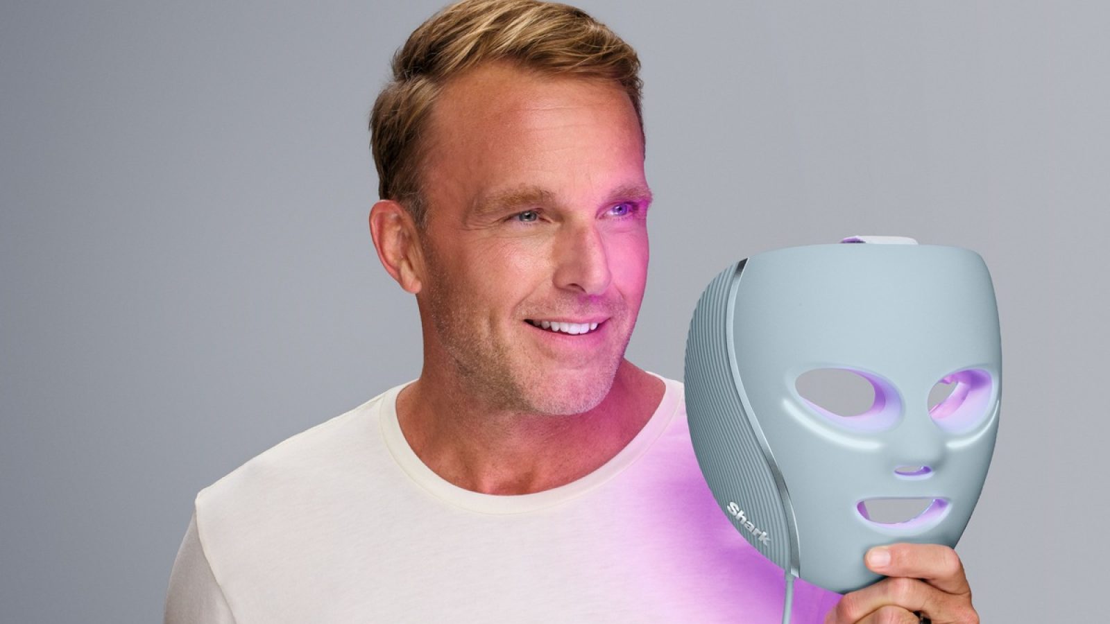 Mann mit Shark CryoGlow LED Maske / Weiterer Text über ots und www.presseportal.de/nr/180398 / Die Verwendung dieses Bildes für redaktionelle Zwecke ist unter Beachtung aller mitgeteilten Nutzungsbedingungen zulässig und dann auch honorarfrei. Veröffentlichung ausschließlich mit Bildrechte-Hinweis.