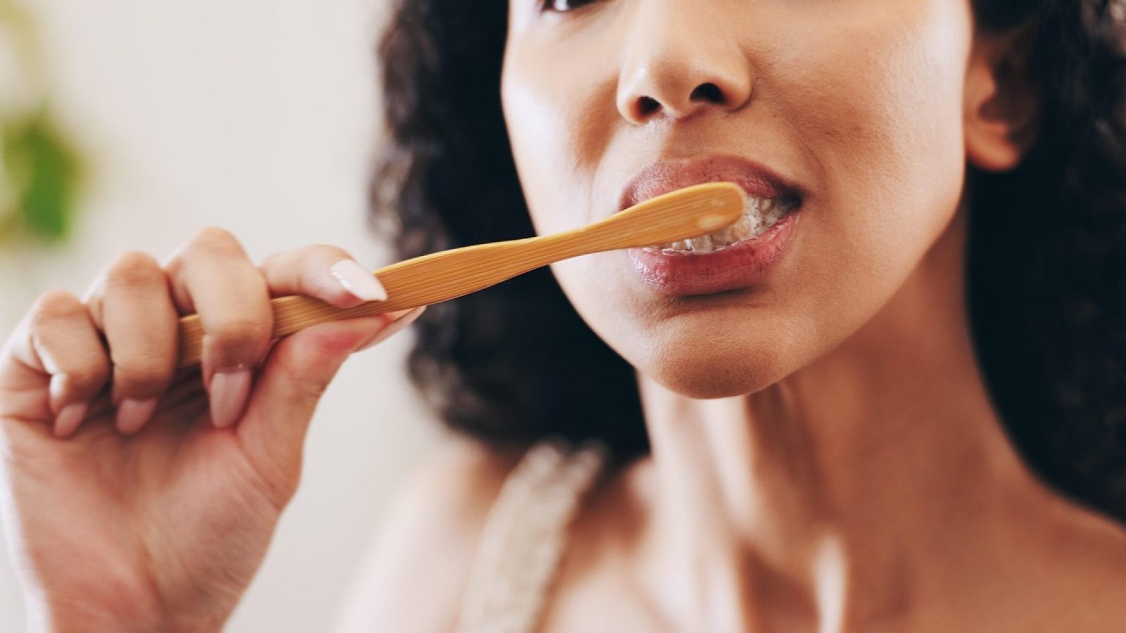 Frau beim Zaehneputzen / Weiterer Text über ots und www.presseportal.de/nr/182130 / Die Verwendung dieses Bildes für redaktionelle Zwecke ist unter Beachtung aller mitgeteilten Nutzungsbedingungen zulässig und dann auch honorarfrei. Veröffentlichung ausschließlich mit Bildrechte-Hinweis.