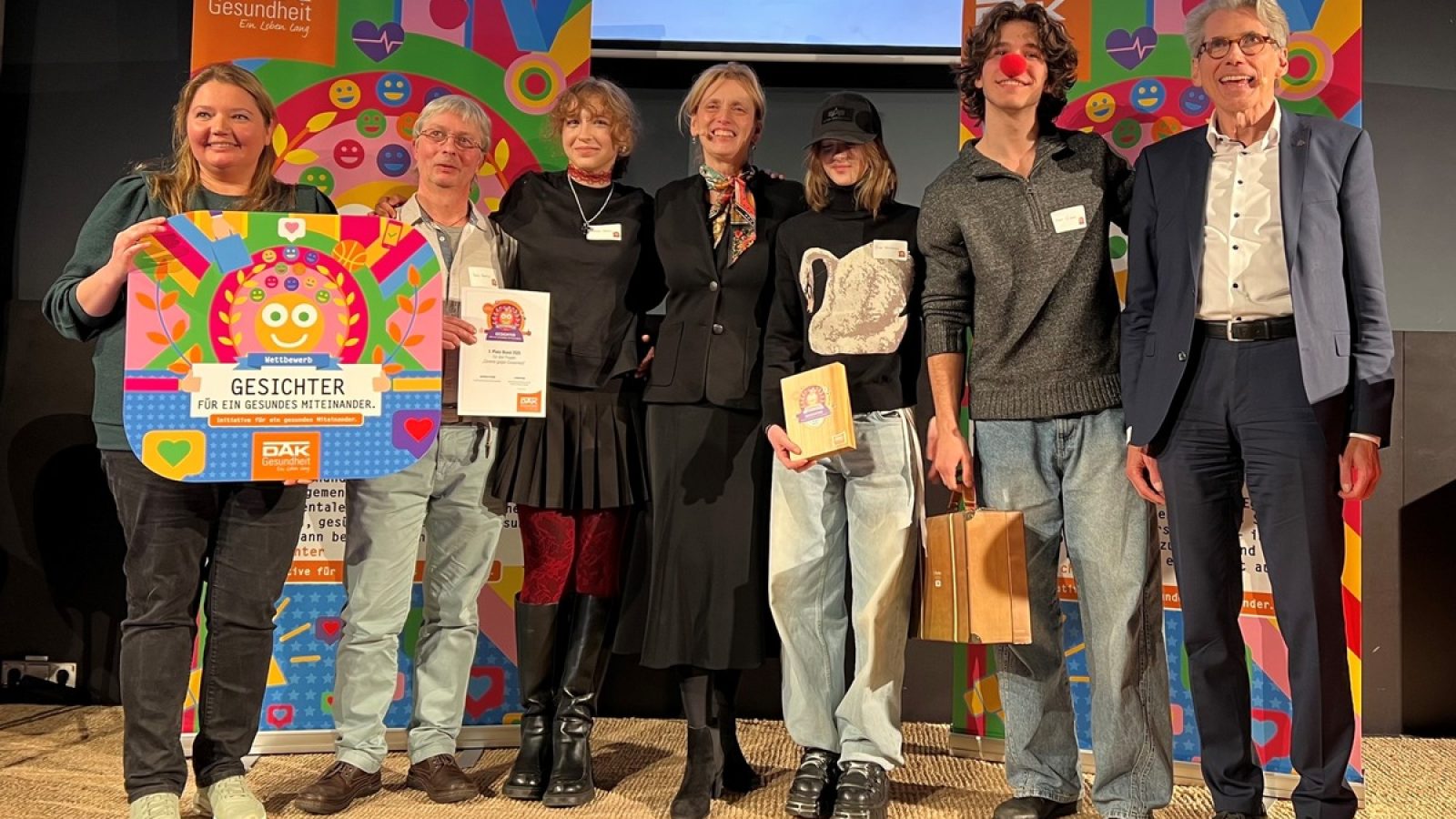 v.l.n.r.:Leniie Hafarover, Petris Bartlus, Adriana Haiewa vom Projekt "Clowns gegen Einsamkeit", Bundesfamilienministerin Karin Prien, Elina Volobuieva, Nazar Filianin beide vom Projekt "Clowns gegen Einsamkeit" und Andreas Storm, Vorstand DAK-Gesundheit / Weiterer Text über ots und www.presseportal.de/nr/50313 / Die Verwendung dieses Bildes für redaktionelle Zwecke ist unter Beachtung aller mitgeteilten Nutzungsbedingungen zulässig und dann auch honorarfrei. Veröffentlichung ausschließlich mit Bildrechte-Hinweis.