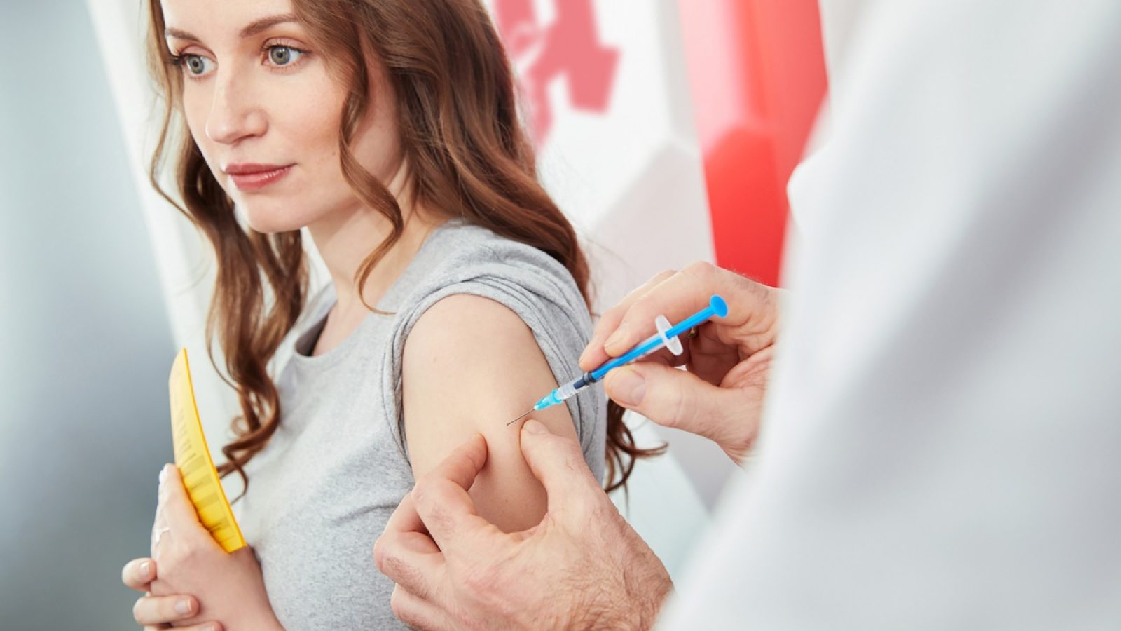 Eine zentrale Rolle beim Impfen übernehmen ergänzend zu den Arztpraxen die Vor-Ort-Apotheken. Viele bieten Grippe- und Coronaimpfungen direkt vor Ort und wohnortnah an. / Weiterer Text über ots und www.presseportal.de/nr/15266 / Die Verwendung dieses Bildes für redaktionelle Zwecke ist unter Beachtung aller mitgeteilten Nutzungsbedingungen zulässig und dann auch honorarfrei. Veröffentlichung ausschließlich mit Bildrechte-Hinweis.