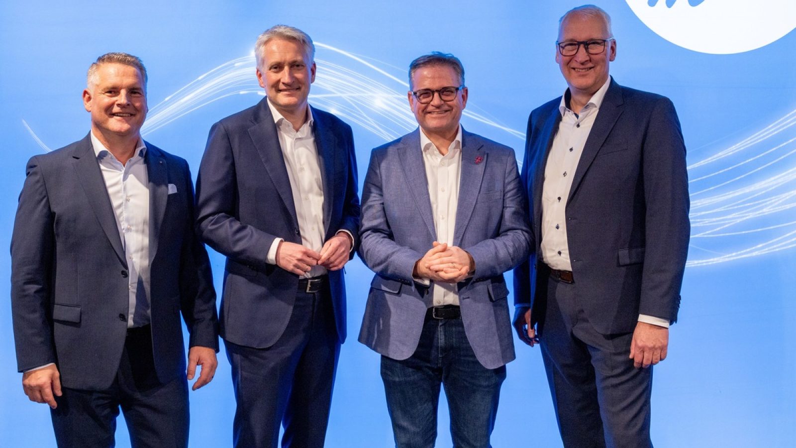 Die Redner beim M-net Neujahrsempfang 2026 (v.l.): Soeren Wendler (Sprecher der Geschäftsführung, M-net), Hansjörg Durz, MdB
(Vorsitzender des Ausschusses für Digitales und Staatsmodernisierung im Deutschen Bundestag), Thilo Höllen (Leiter Breitbandkooperationen, Telekom Deutschland) und Maximilian Oertle (Technischer Geschäftsführer, M-net). / Weiterer Text über ots und www.presseportal.de/nr/129257 / Die Verwendung dieses Bildes für redaktionelle Zwecke ist unter Beachtung aller mitgeteilten Nutzungsbedingungen zulässig und dann auch honorarfrei. Veröffentlichung ausschließlich mit Bildrechte-Hinweis.