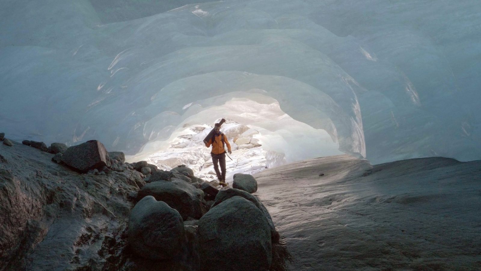 Zur ARTE-Sendung
Gletscher - Schmelzende Riesen 
Der Schweizer Glaziologe Matthias Huss in einer vom Schmelzwasser unter dem Rhonegletscher ausgehöhlten Grotte
© Gedeon Programmes
Foto: ARTE F
Honorarfreie Verwendung nur im Zusammenhang mit genannter Sendung und bei folgender Nennung "Bild: Sendeanstalt/Copyright". Andere Verwendungen nur nach vorheriger Absprache: ARTE-Bildredaktion, Silke Wölk Tel.: +33 3 90 14 22 25, E-Mail: bildredaktion@arte.tv / Weiterer Text über ots und www.presseportal.de/nr/9021 / Die Verwendung dieses Bildes für redaktionelle Zwecke ist unter Beachtung aller mitgeteilten Nutzungsbedingungen zulässig und dann auch honorarfrei. Veröffentlichung ausschließlich mit Bildrechte-Hinweis.