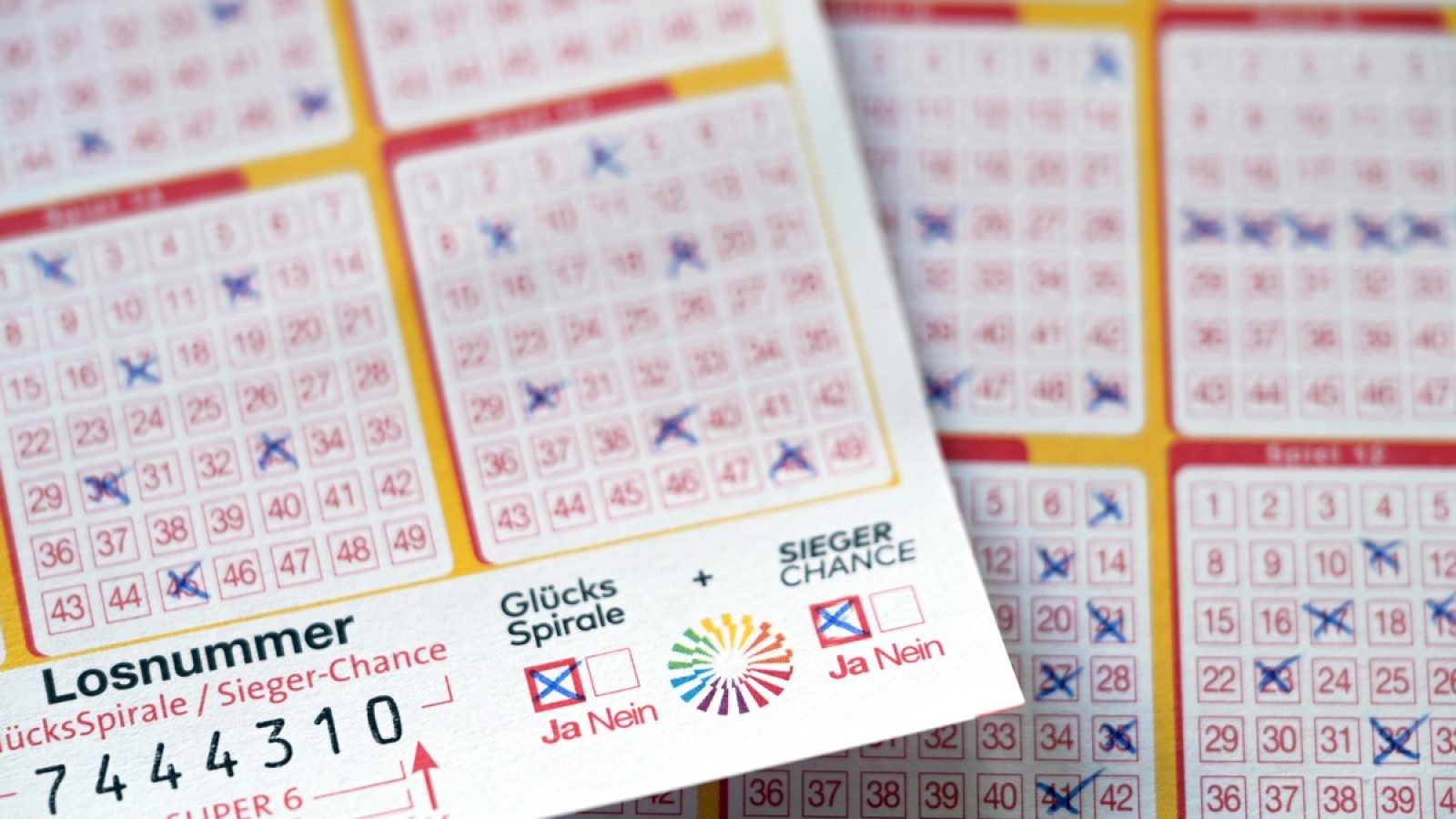 Spielschein LOTTO 6aus49 mit GlücksSpirale und Sieger-Chance / Weiterer Text über ots und www.presseportal.de/nr/132477 / Die Verwendung dieses Bildes für redaktionelle Zwecke ist unter Beachtung aller mitgeteilten Nutzungsbedingungen zulässig und dann auch honorarfrei. Veröffentlichung ausschließlich mit Bildrechte-Hinweis.