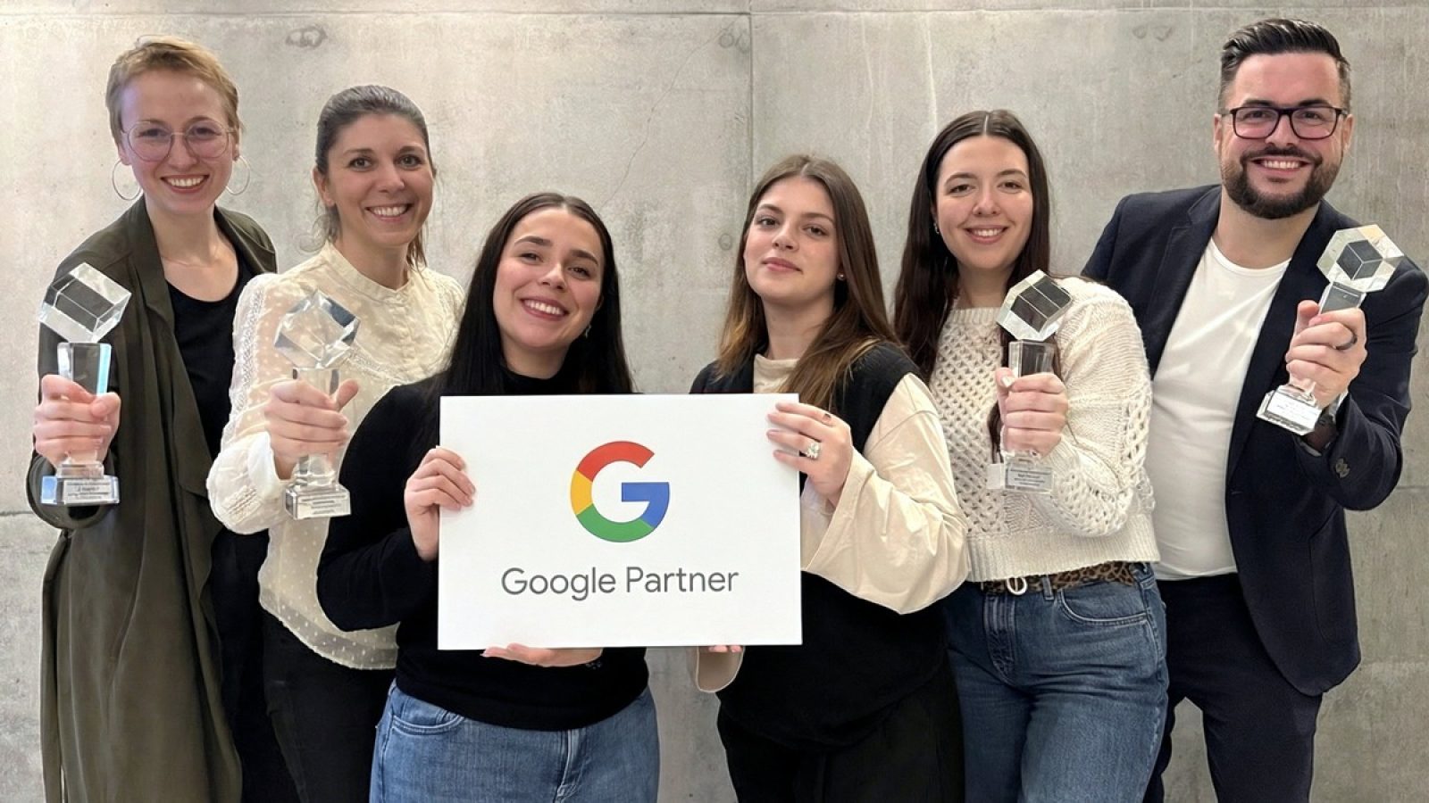 Geschäftsführer Andreas Kühnen und Lea Ahlers (Leiterin Kundenberatung, l. i. Bild) freuen sich mit einem Teil des Teams über die vierfache Auszeichnung beim Deutschen Agenturpreis® 2025, ein Beleg der erfolgreichen Arbeit rund um die Google Vehicle Ads. / Weiterer Text über ots und www.presseportal.de/nr/172584 / Die Verwendung dieses Bildes für redaktionelle Zwecke ist unter Beachtung aller mitgeteilten Nutzungsbedingungen zulässig und dann auch honorarfrei. Veröffentlichung ausschließlich mit Bildrechte-Hinweis.