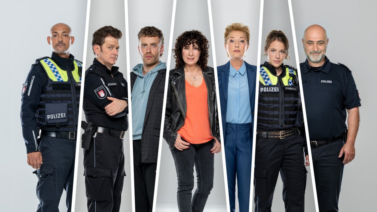 ARD PROGRAMMDIREKTION
Grossstadtrevier XXXVIII. Staffel
GROSSSTADTREVIER, XXXVIII. Staffel, immer montags um 18.50 Uhr im Ersten.
V.l.n.r.: Patrick Abozen als Lukas Petersen, Sven Fricke als Daniel Schirmer, Enrique Fiß als Nils Sanchez, Maria Ketikidou als Harry Möller, Saskia Fischer als Frau Küppers,Sinha Melina Gierke als Bente Hinrichs und Özgür Karadeniz als Tarkan Yildiz.
© ARD/Thorsten Jander/Montage Frey, honorarfrei - Verwendung gemäß der AGB im engen inhaltlichen, redaktionellen Zusammenhang mit genannter ARD-Sendung und bei Nennung "Bild: ARD/Thorsten Jander/Montage Frey" (S2+). ARD-Programmdirektion/Bildredaktion, pressefoto.daserste@ard.de / Weiterer Text über ots und www.presseportal.de/nr/6694 / Die Verwendung dieses Bildes für redaktionelle Zwecke ist unter Beachtung aller mitgeteilten Nutzungsbedingungen zulässig und dann auch honorarfrei. Veröffentlichung ausschließlich mit Bildrechte-Hinweis.