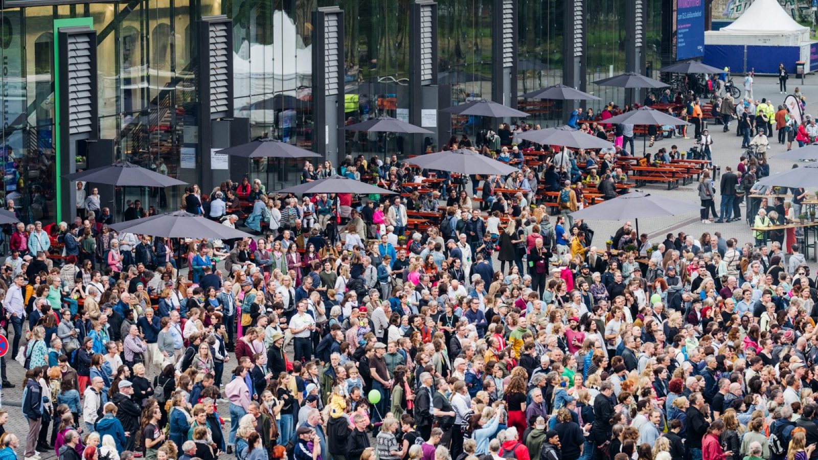 Beim Gutes Morgen Festival am 6. und 7. Juni 2026 will die GLS Bank wieder Tausende Menschen an der Jahrhunderthalle Bochum begrüßen - wie beim Jubiläumsfestival 2024, wo dieses Bild entstand. / Weiterer Text über ots und www.presseportal.de/nr/64894 / Die Verwendung dieses Bildes für redaktionelle Zwecke ist unter Beachtung aller mitgeteilten Nutzungsbedingungen zulässig und dann auch honorarfrei. Veröffentlichung ausschließlich mit Bildrechte-Hinweis.