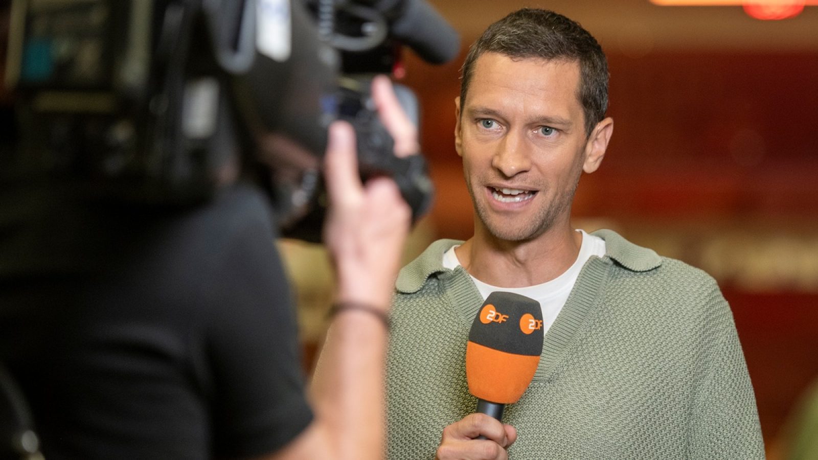 Florian Zschiedrich moderiert die "sportstudio live"-Übertragung von der Handball-WM der Frauen. / Nutzung des Bildes für redaktionelle Berichterstattung inkl. Social Media / Weiterer Text über ots und www.presseportal.de/nr/7840 / Die Verwendung dieses Bildes für redaktionelle Zwecke ist unter Beachtung aller mitgeteilten Nutzungsbedingungen zulässig und dann auch honorarfrei. Veröffentlichung ausschließlich mit Bildrechte-Hinweis.