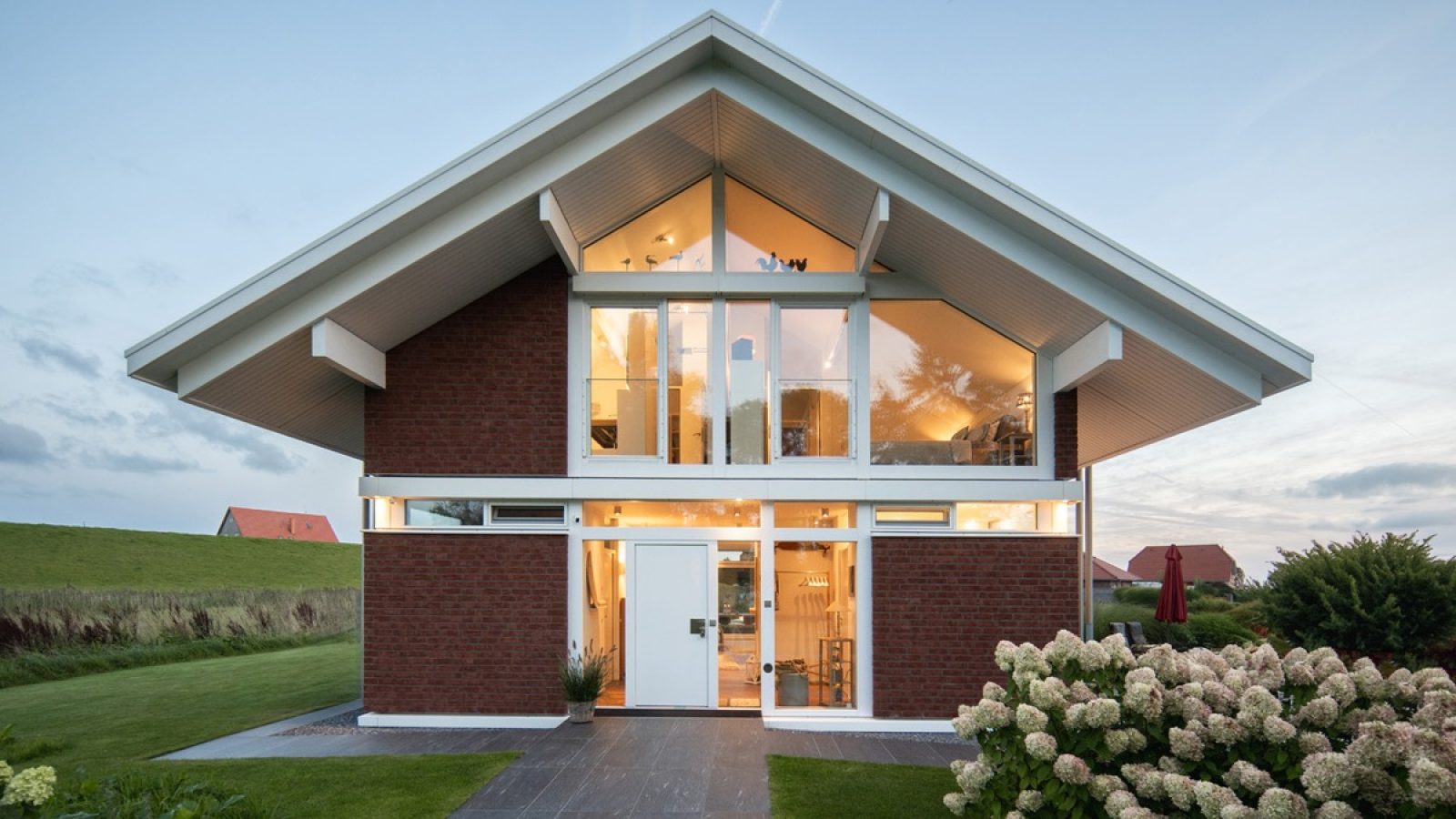 Dass sich das baukulturelle Erbe auch bestens mit Holz und Glas verträgt, beweist das moderne HUF Haus MODUM, das sich mit weißem Fachwerk und großen Glasfronten harmonisch in die norddeutsche Landschaft einfügt. Statt Putz schmücken rotbraune Klinkerriemchen die geschlossenen Wandfelder - eine charaktervolle Klinkerfassade für ein modernes Holzhaus.
/ Die Verwendung dieses Bildes für redaktionelle Zwecke ist unter Beachtung aller mitgeteilten Nutzungsbedingungen zulässig und dann auch honorarfrei. Veröffentlichung ausschließlich mit Bildrechte-Hinweis. / Weiterer Text über ots und www.presseportal.de/nr/77085