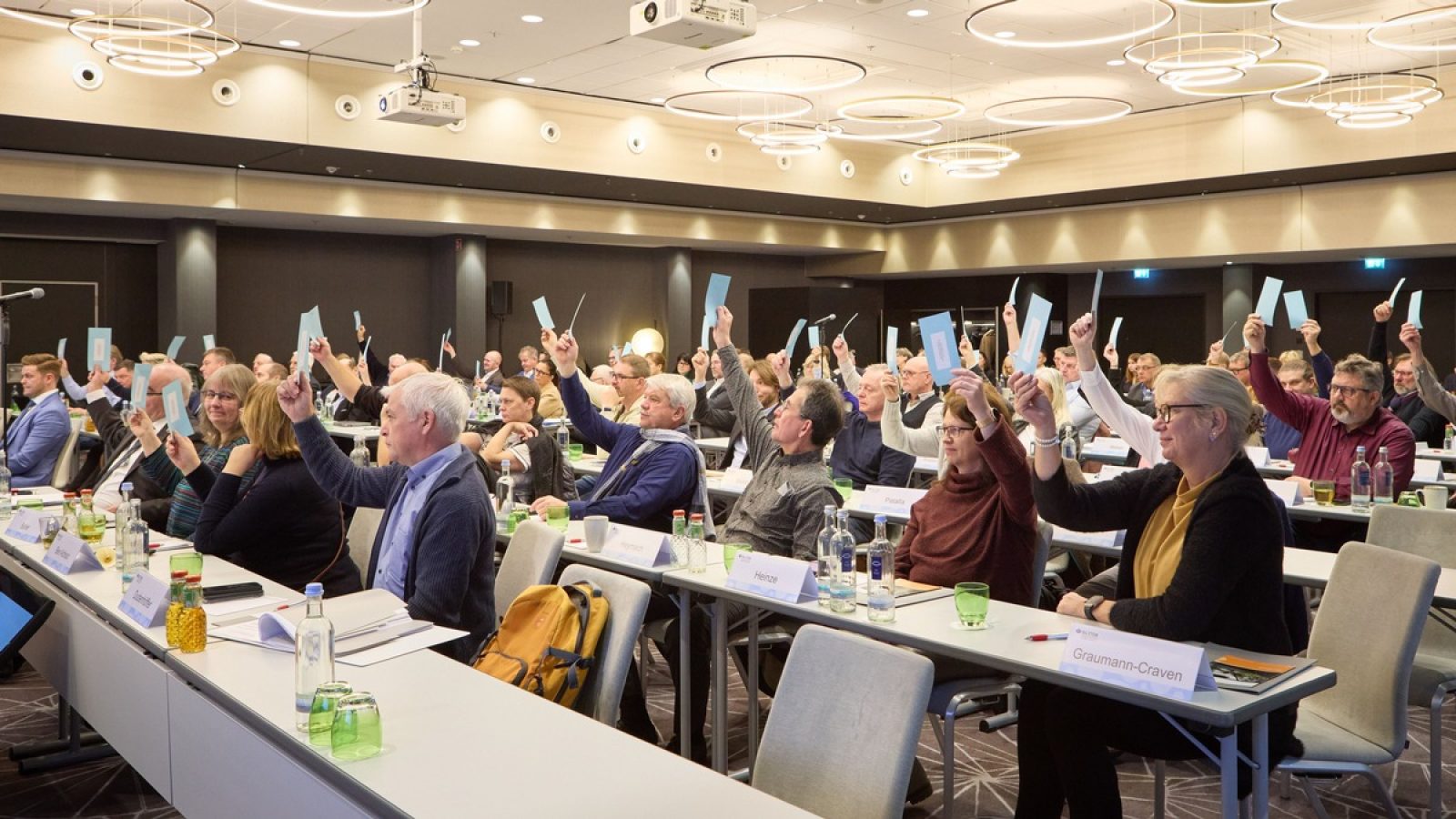 Die Vertreterversammlung der Berufsgenossenschaft Energie Textil Elektro Medienerzeugnisse (BG ETEM) beschloss bei ihrer Sitzung am 18. Dezember in Köln den Haushaltsplan für 2026. Für das kommende Jahr rechnet die BG ETEM mit Ausgaben in Höhe von 1,743 Milliarden Euro. Das sind 2,4 Prozent mehr als 2025. / Weiterer Text über ots und www.presseportal.de/nr/18978 / Die Verwendung dieses Bildes für redaktionelle Zwecke ist unter Beachtung aller mitgeteilten Nutzungsbedingungen zulässig und dann auch honorarfrei. Veröffentlichung ausschließlich mit Bildrechte-Hinweis.