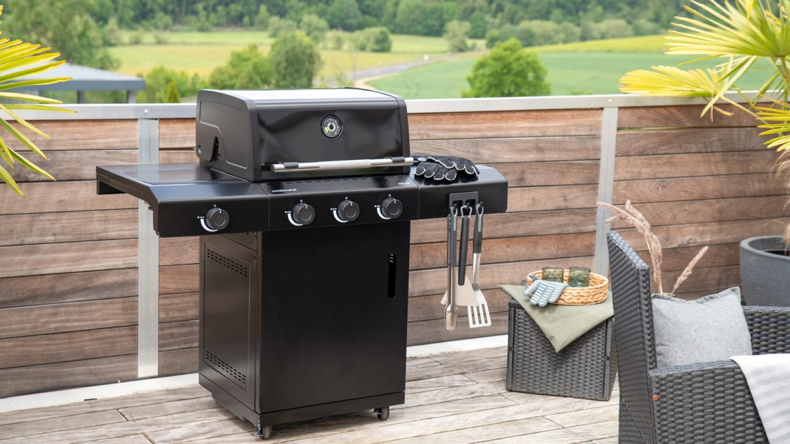 Eine von drei durchdachten Grillstationen: Mit dem HEAT C-335 bringt Outdoorchef eine 3-Brenner-Grillstation als idealen Einstieg in die eigene Produktwelt, die mit leistungsstarker Technik punktet. / Weiterer Text über ots und www.presseportal.de/nr/174066 / Die Verwendung dieses Bildes für redaktionelle Zwecke ist unter Beachtung aller mitgeteilten Nutzungsbedingungen zulässig und dann auch honorarfrei. Veröffentlichung ausschließlich mit Bildrechte-Hinweis.