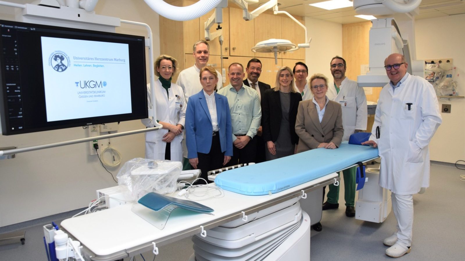 Prof. Dr. Bernhard Schieffer (rechts im Bild), der Direktor der Klinik für Kardiologie, Angiologie und Intensivmedizin, betont, dass vor allem die innovativen Assistenzsysteme der neuen Anlage für die personalisierte Herzmedizin der Zukunft einen besonderen Mehrwert darstellen. / Weiterer Text über ots und www.presseportal.de/nr/109212 / Die Verwendung dieses Bildes für redaktionelle Zwecke ist unter Beachtung aller mitgeteilten Nutzungsbedingungen zulässig und dann auch honorarfrei. Veröffentlichung ausschließlich mit Bildrechte-Hinweis.