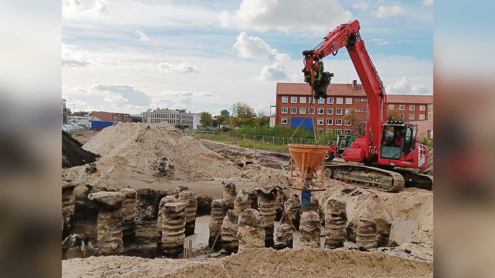 Baustelle an der Bürgermeister-Heukamp-Straße, freigelegte Köpfe von Betonpfählen werden zu einer Fundamentebene verbunden