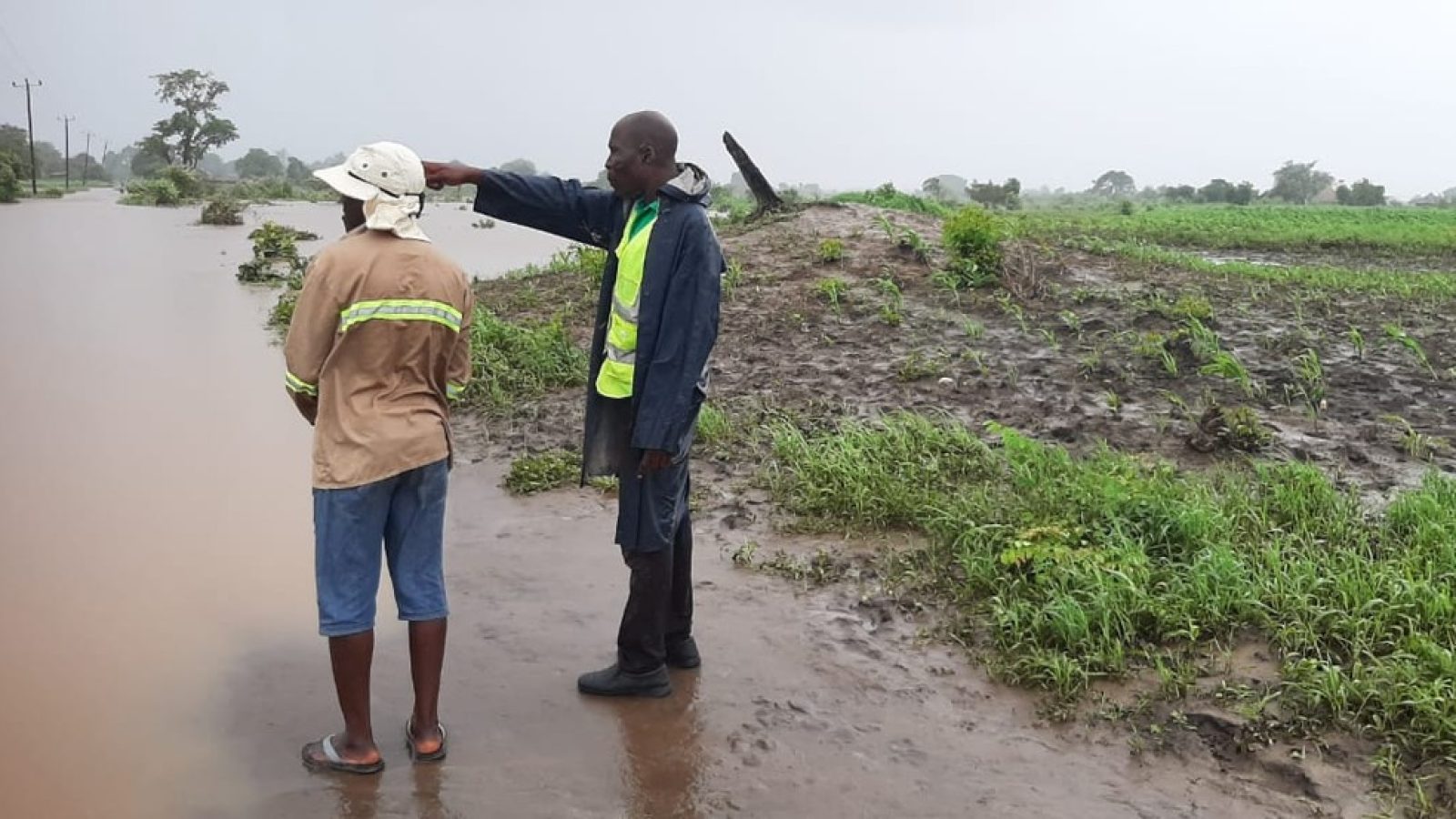 Lokale Helfer verschaffen sich einen Überblick über das Ausmaß der Überschwemmungen in Mosambik. / Weiterer Text über ots und www.presseportal.de/nr/50116 / Die Verwendung dieses Bildes für redaktionelle Zwecke ist unter Beachtung aller mitgeteilten Nutzungsbedingungen zulässig und dann auch honorarfrei. Veröffentlichung ausschließlich mit Bildrechte-Hinweis.