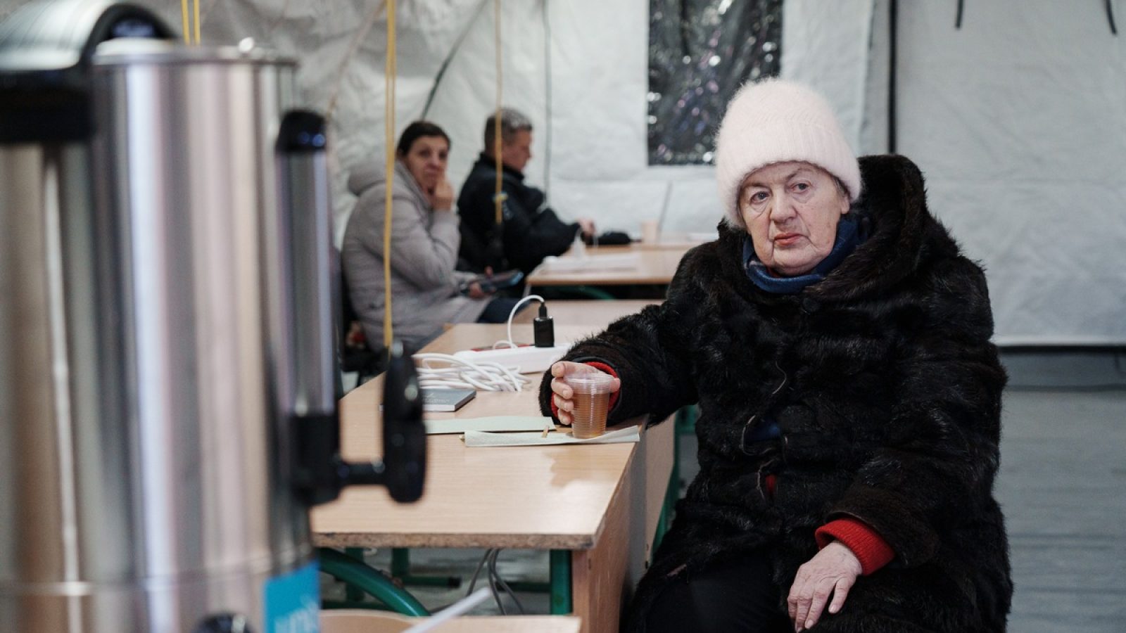 Eine Frau wärmt sich in einem Wärmezelt in der Ukraine auf. / Weiterer Text über ots und www.presseportal.de/nr/50116 / Die Verwendung dieses Bildes für redaktionelle Zwecke ist unter Beachtung aller mitgeteilten Nutzungsbedingungen zulässig und dann auch honorarfrei. Veröffentlichung ausschließlich mit Bildrechte-Hinweis.