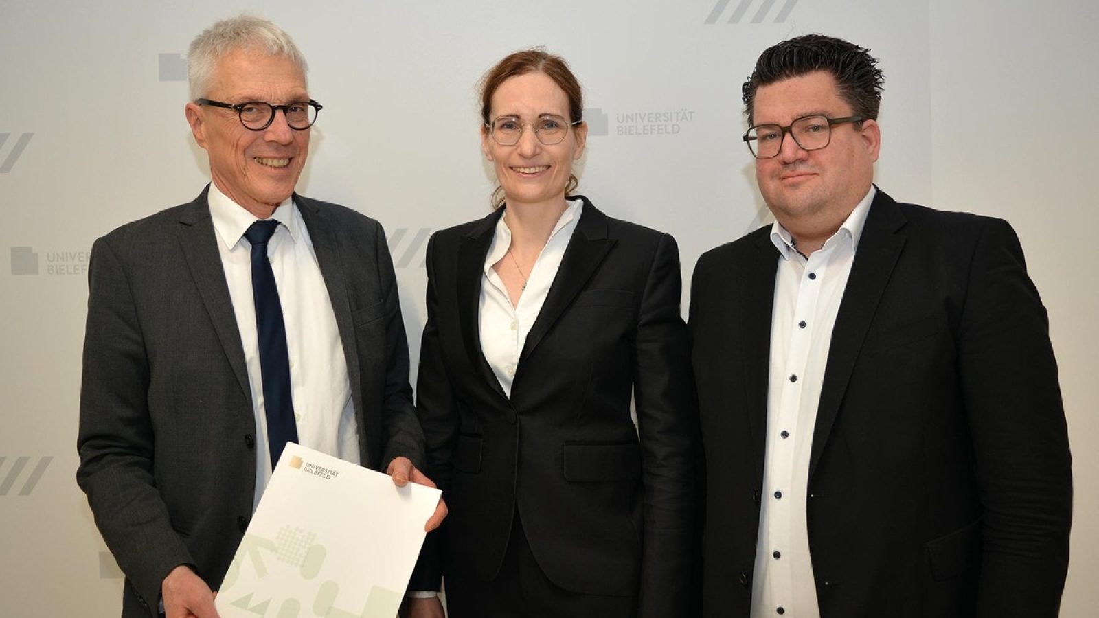 Der Kanzler der Universität Bielefeld Dr. Stephan Becker (l.) übergibt Univ.-Prof. Dr. Claudia Scherl (Mitte) ihre Ernennungsurkunde im Beisein von Bernd Henkemeier, kaufmännischer Direktor des Klinikum Bielefeld (r.). / Weiterer Text über ots und www.presseportal.de/nr/81981 / Die Verwendung dieses Bildes für redaktionelle Zwecke ist unter Beachtung aller mitgeteilten Nutzungsbedingungen zulässig und dann auch honorarfrei. Veröffentlichung ausschließlich mit Bildrechte-Hinweis.